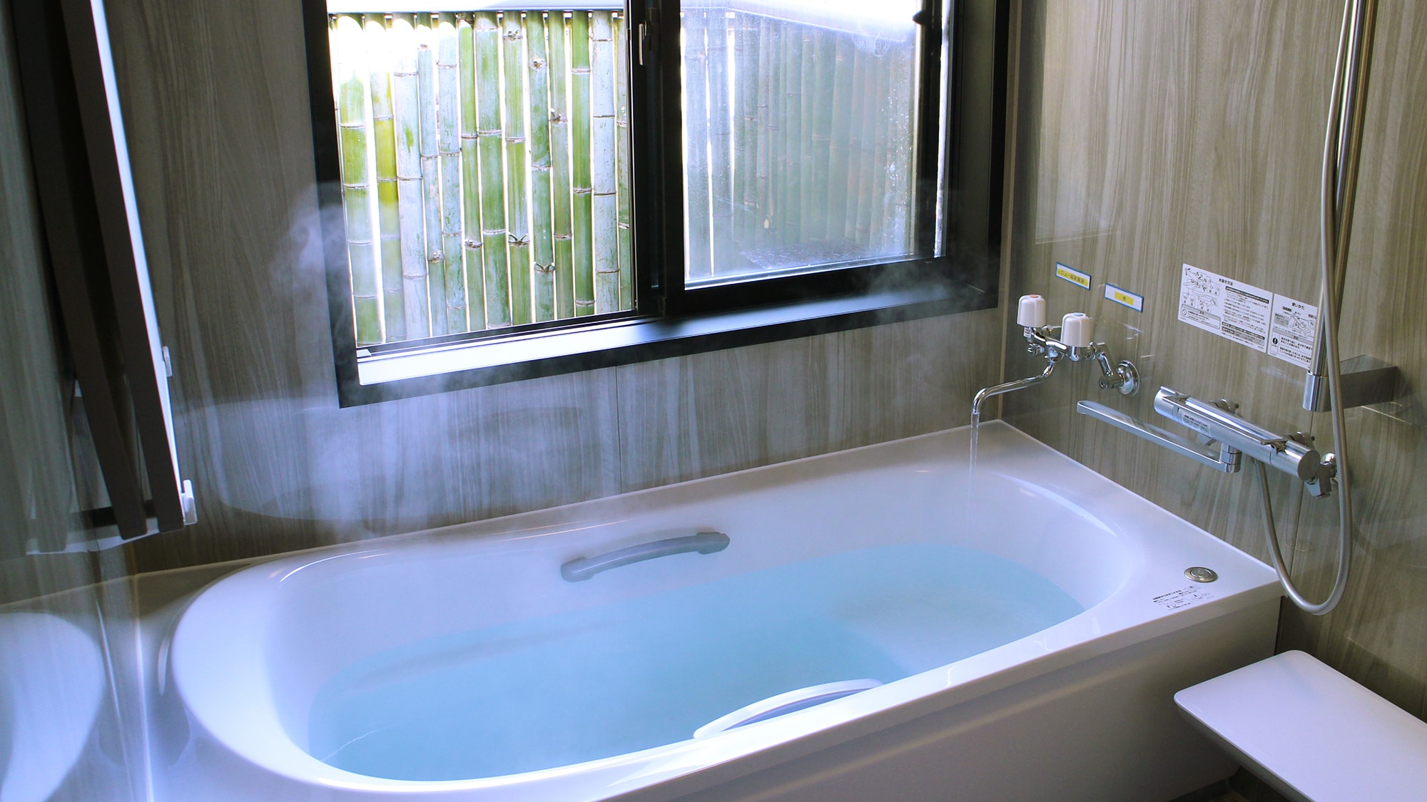 [Indoor bath: Spacious Japanese-style room]