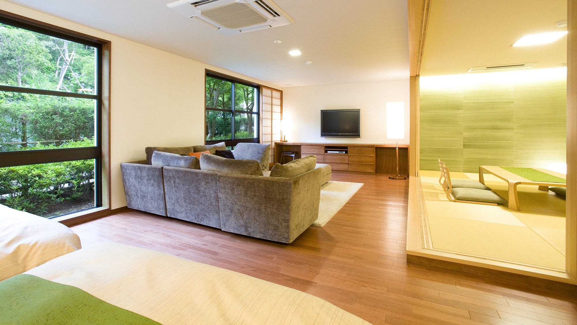 Example of Japanese-Western style suite (3)