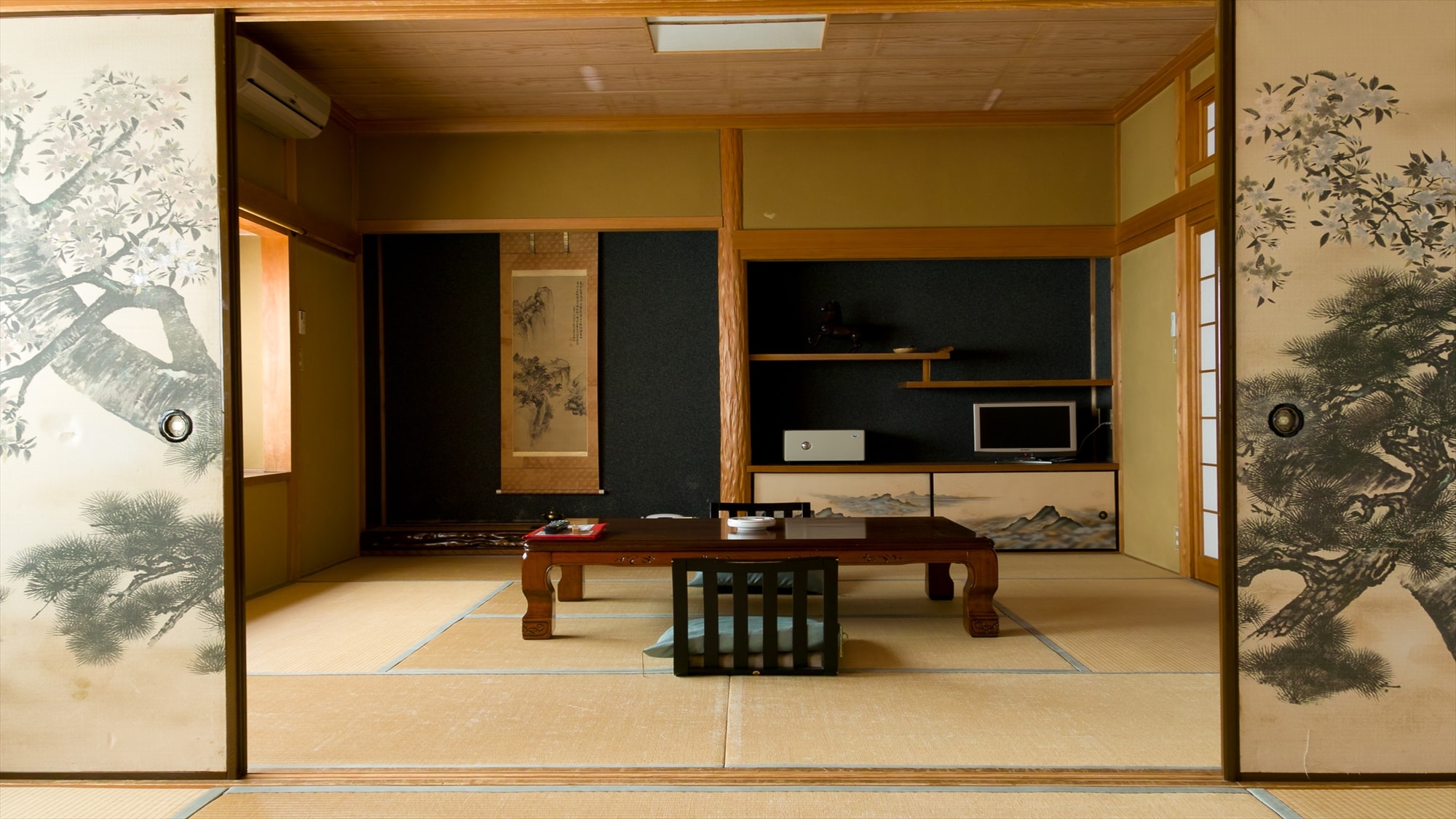 Inner room (former Japanese-style room, 8 tatami mats + 6 tatami mats, shared toilet and washbasin)