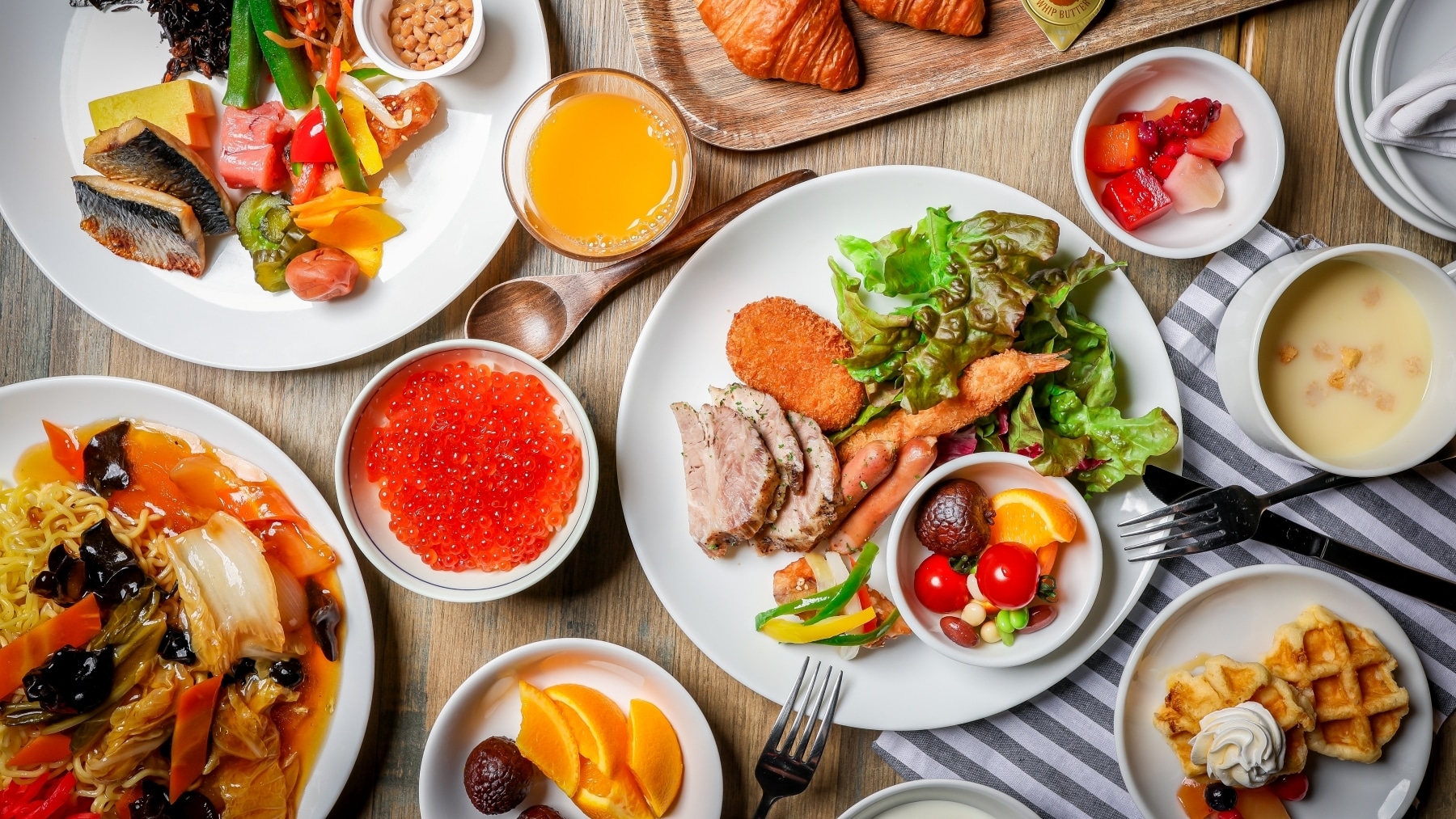 [Breakfast] A buffet with over 50 varieties of Japanese, Western and Chinese food. Salmon roe, daily sashimi, Otaru specialty "Ankake Yakisoba" (fried noodles with thickened sauce), etc.