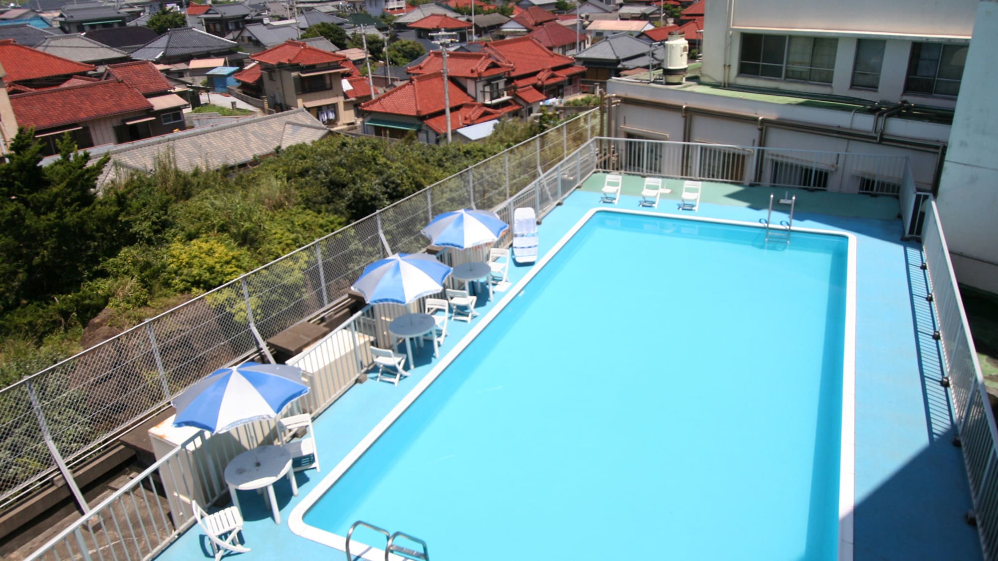室外游泳池的深度對兒童來說也很安全♪（僅限夏季）