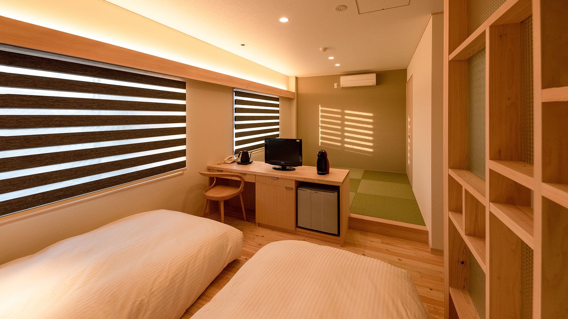 [Japanese-Western Room Hana (Only available on our website)] Sophisticated blinds and indirect lighting on the windows create a stylish space.