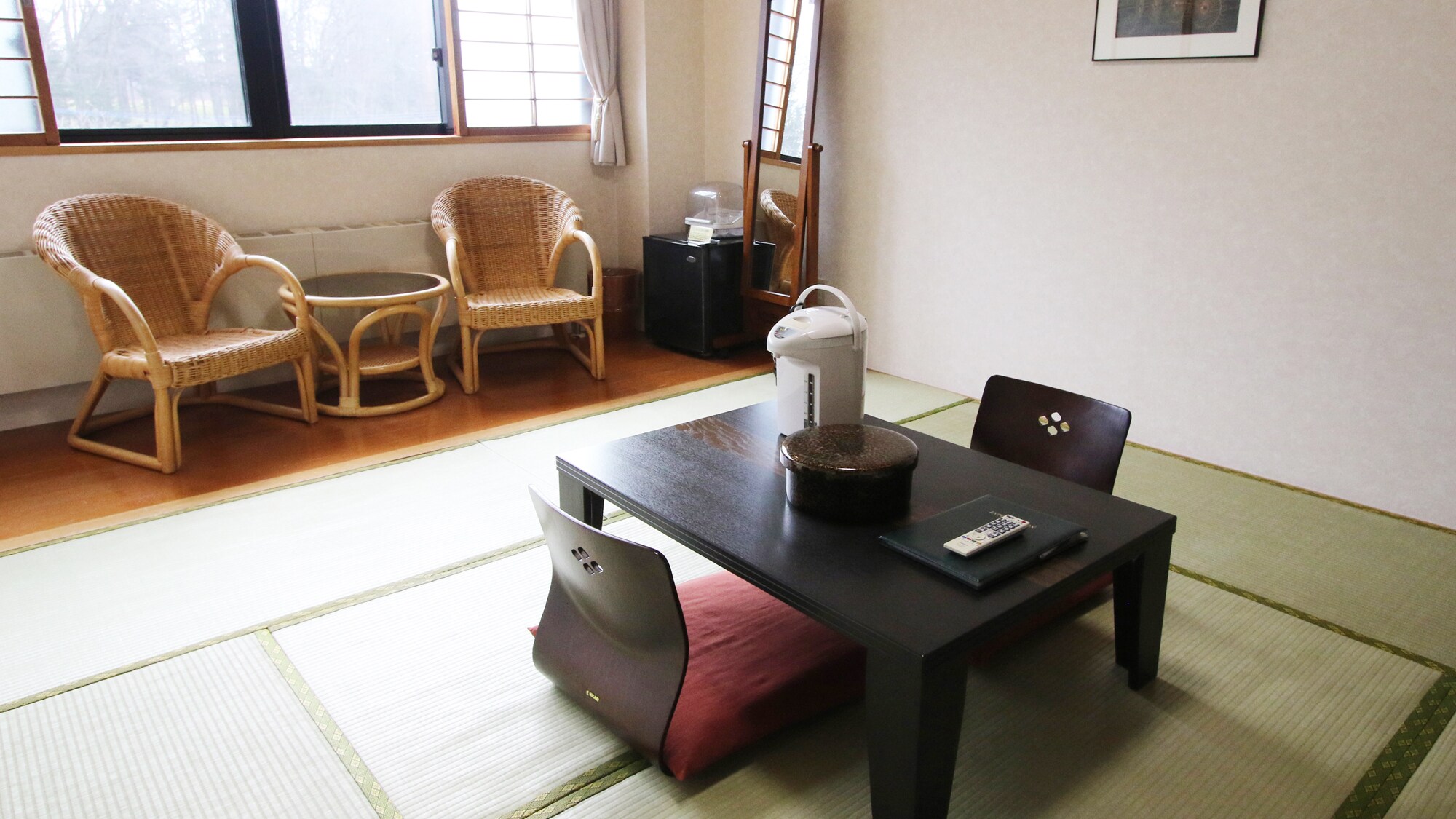 *[8 tatami Japanese-style room] From this purely Japanese-style space, you can enjoy the seasonal nature.
