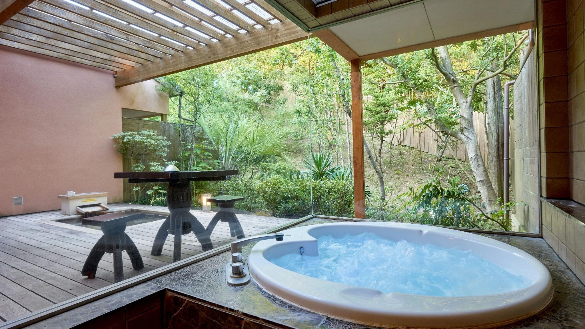 除了露天浴池外,還有室內按摩浴缸。
