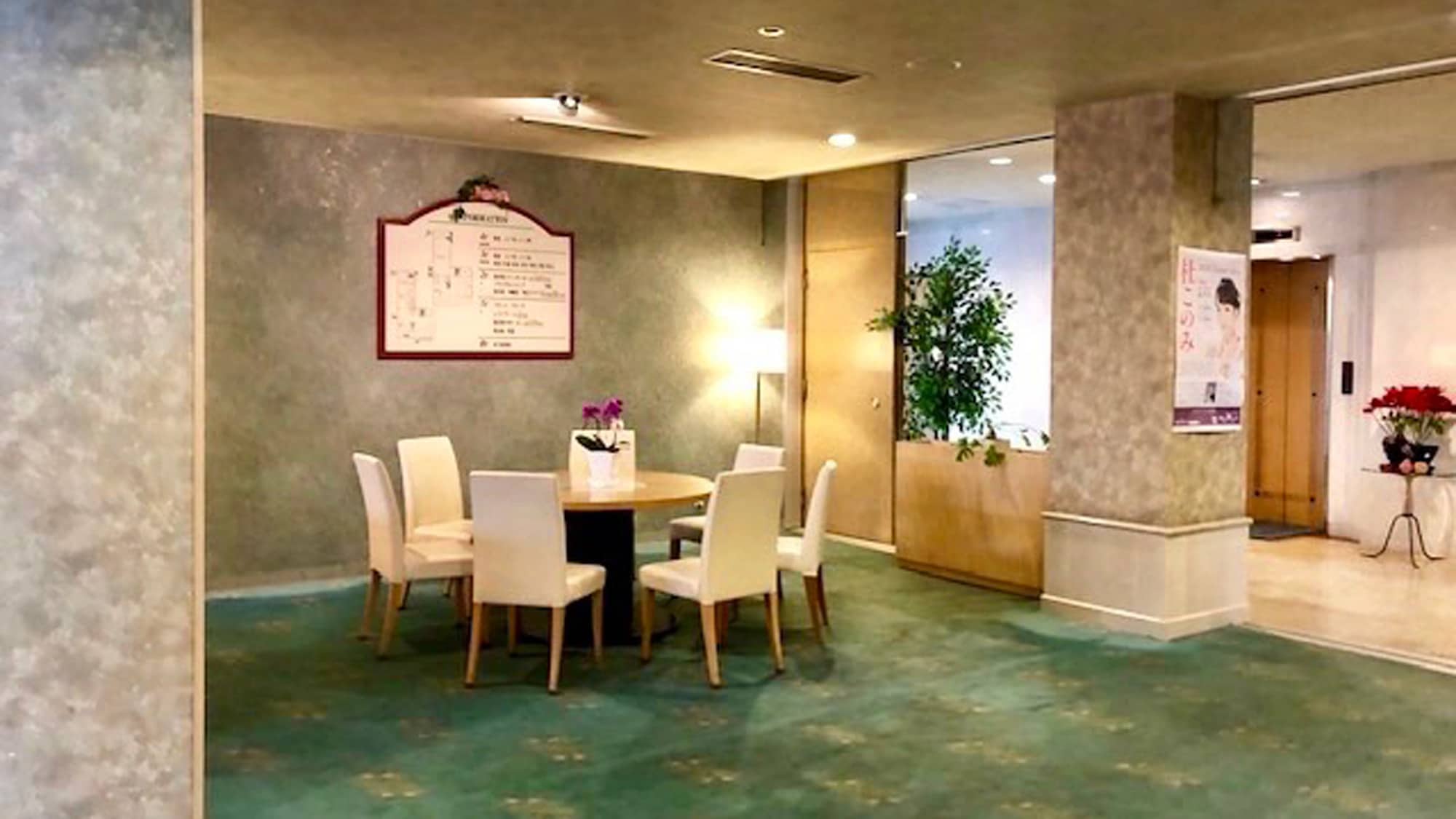 [โถงลิฟต์]