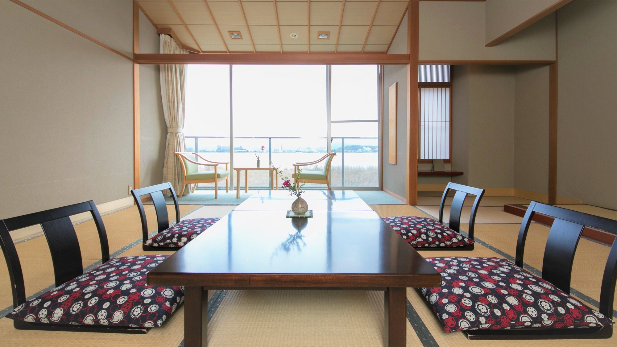 [Japanese-style room] All rooms have a lake view. Please relax and enjoy the open view. *Image