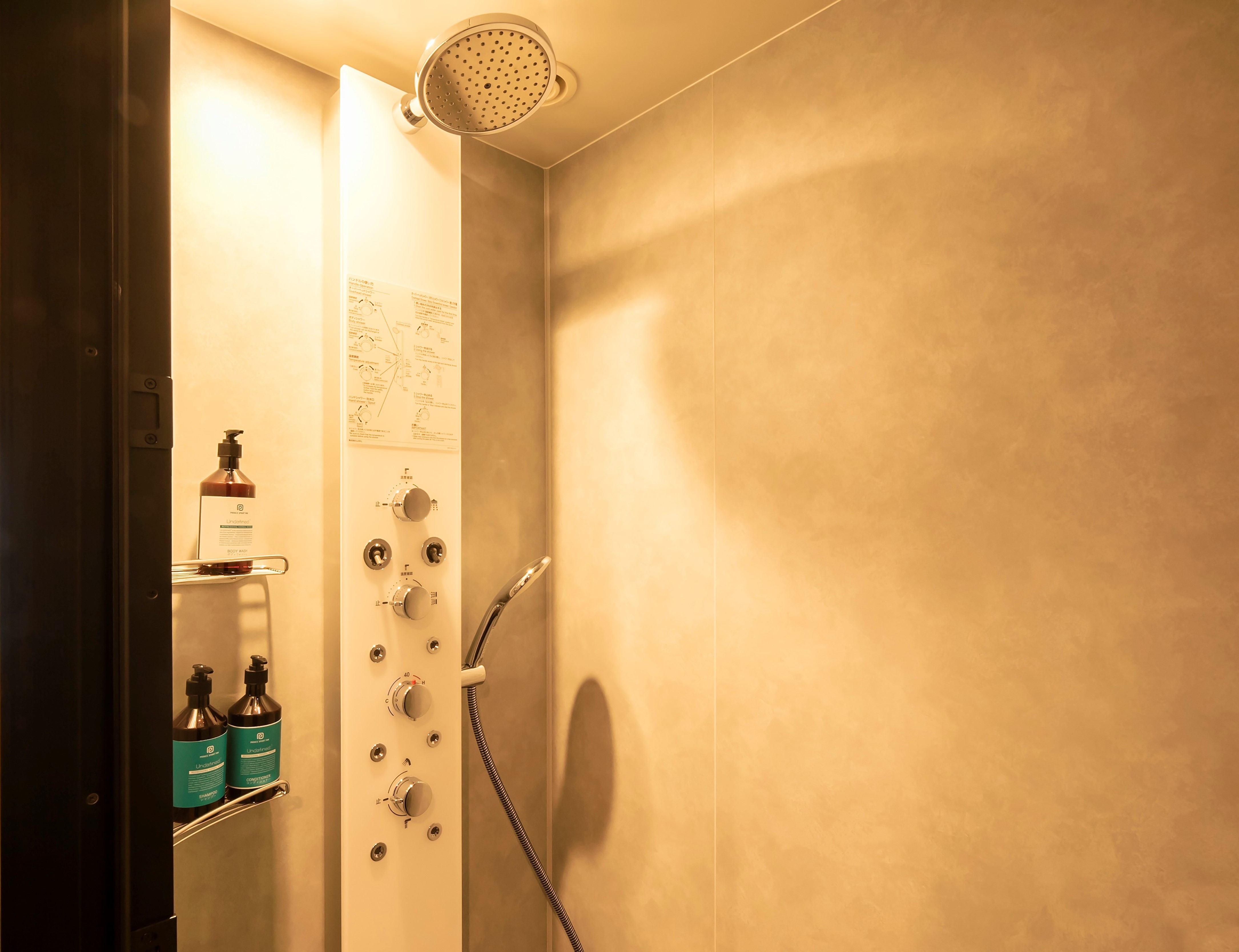 ห้องอาบน้ำ : Standard double (16m²) / Standard twin A (17m²)