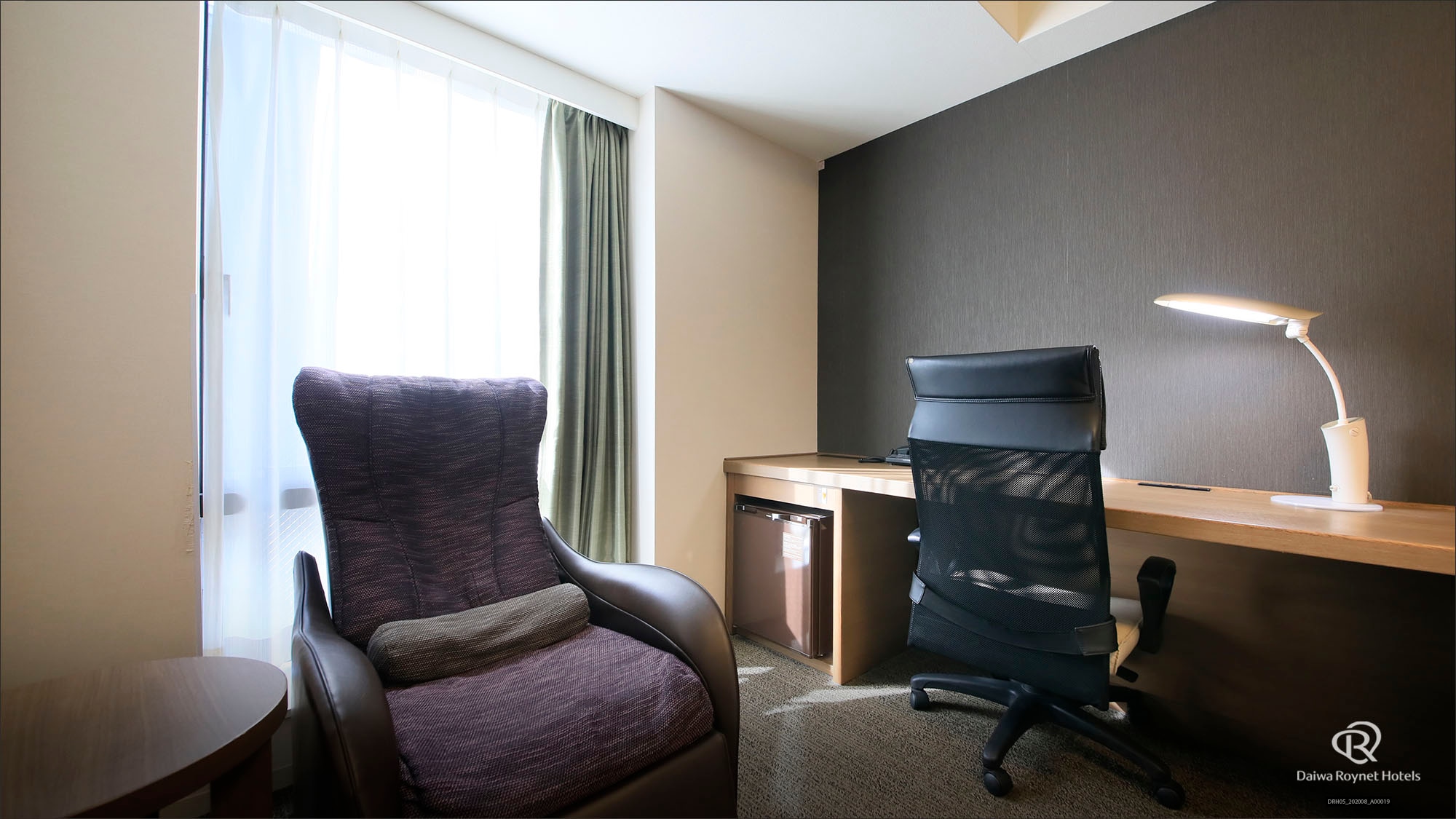 Deluxe double room desk