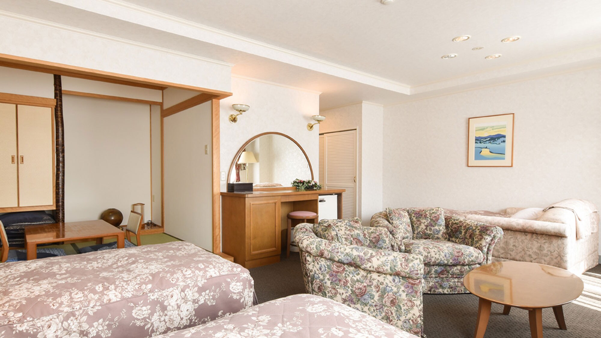 [Suite] A spacious Western-style room and a 4-tatami Japanese-style room.