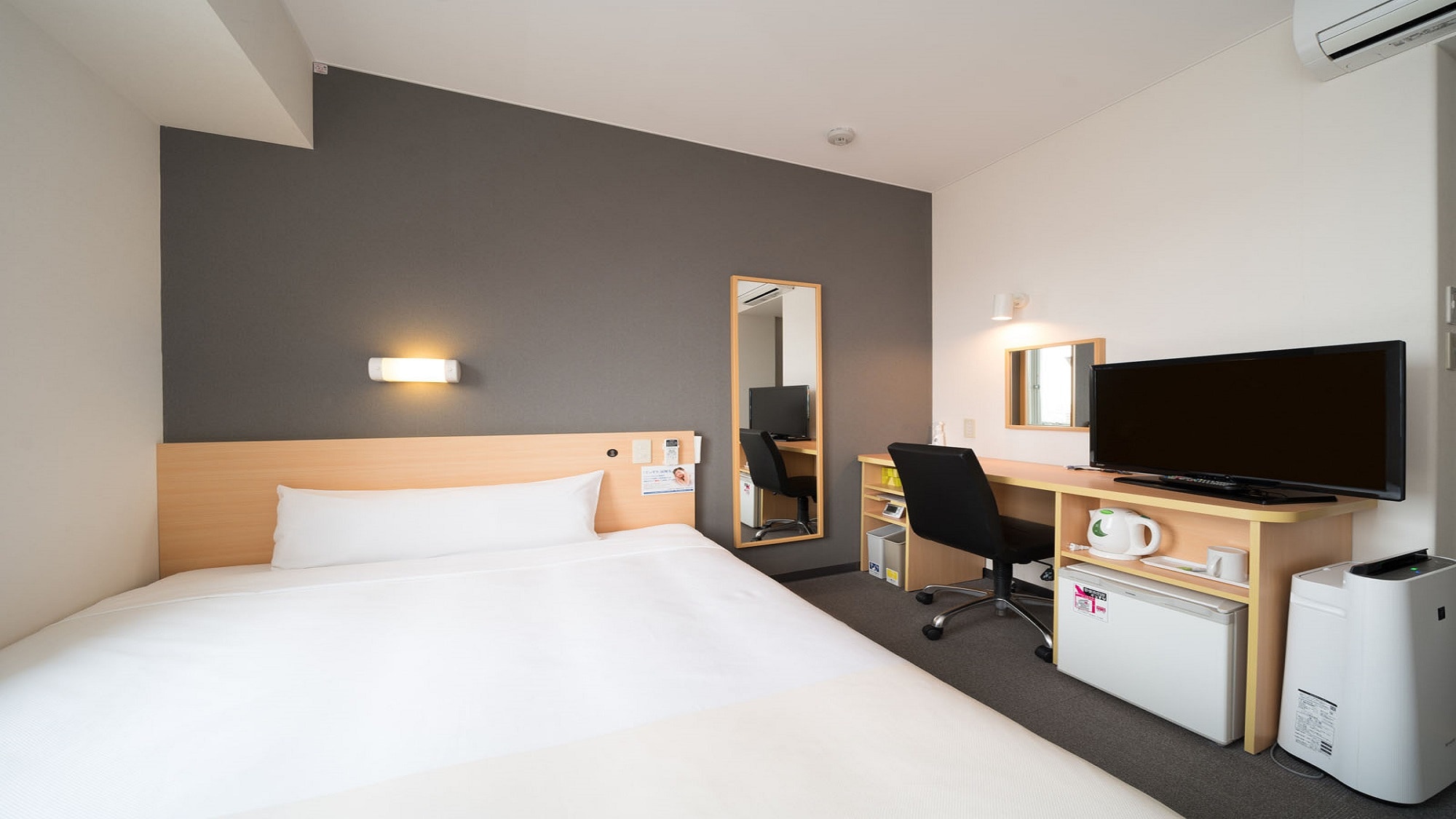 A 150cm wide bed and a mattress with just the right amount of firmness will ensure you a good night's sleep.