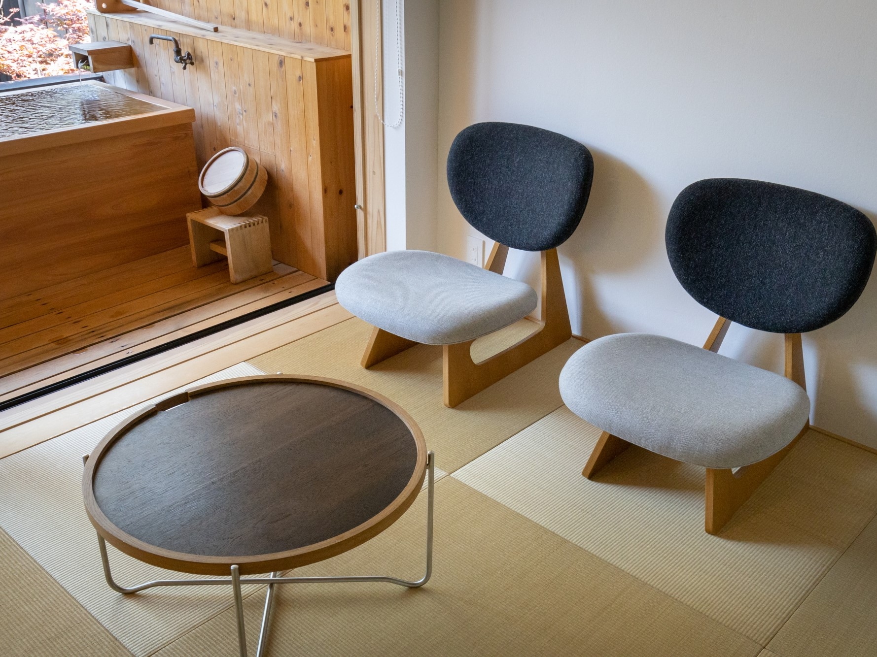 [YAMAGATA 05] A collection of Yamagata crafts, etc., with an open-air bath made of cypress on the terrace