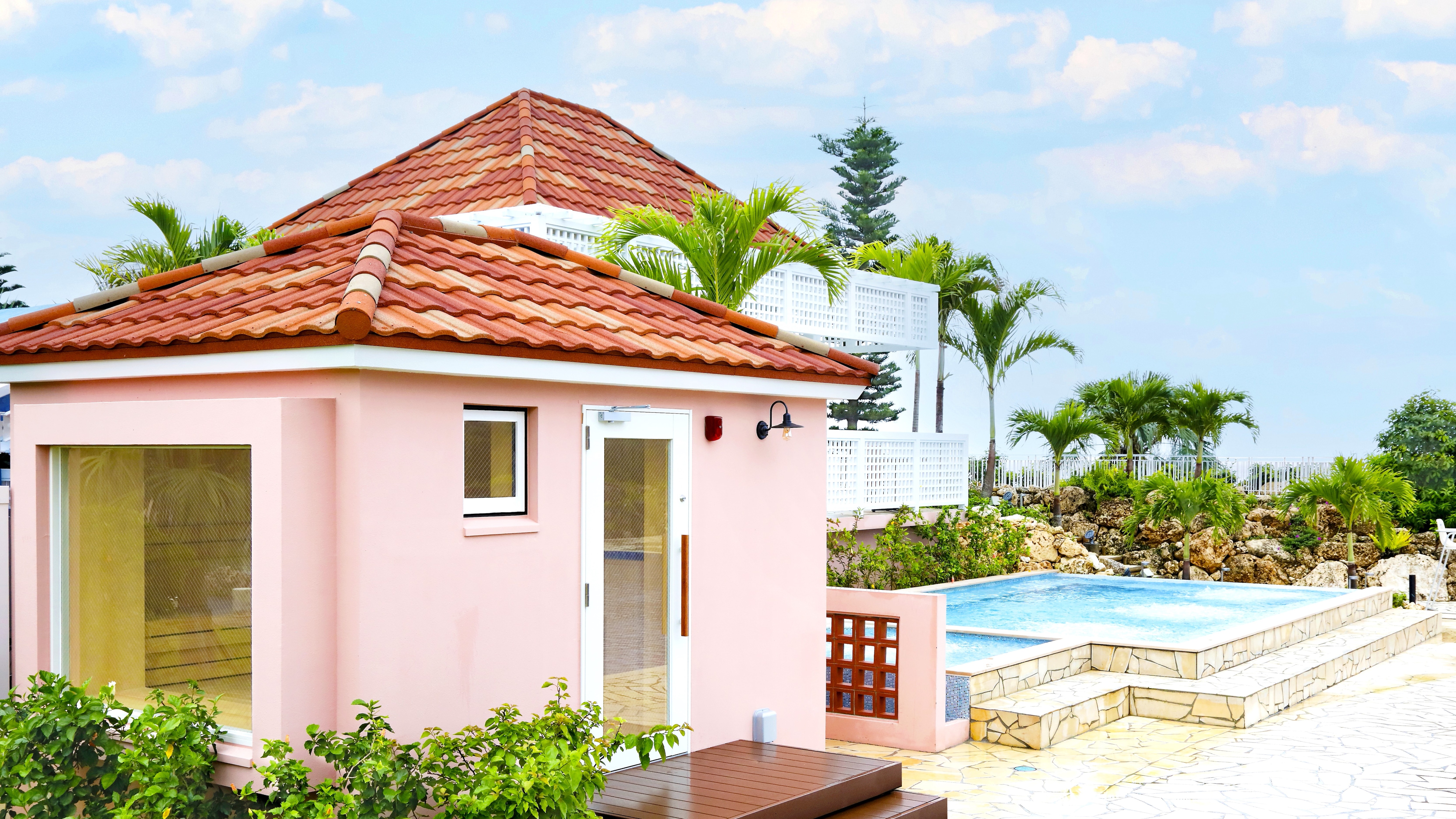 [Dry sauna & blower pool] Available poolside at the Shigira Garden Pool, available all year round