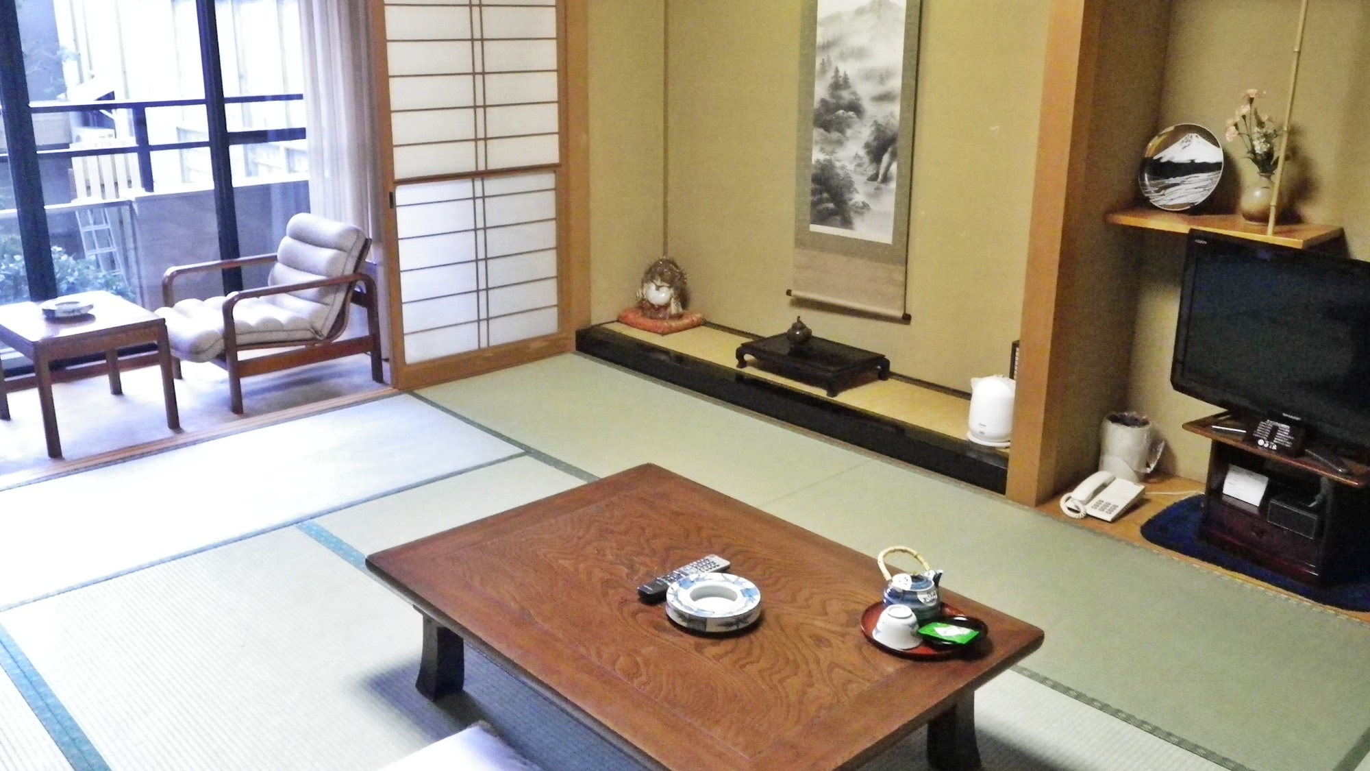*■Japanese-style room 10-12 tatami mats (example)■A spacious Japanese-style room where you can relax. You can see the garden from the balcony.