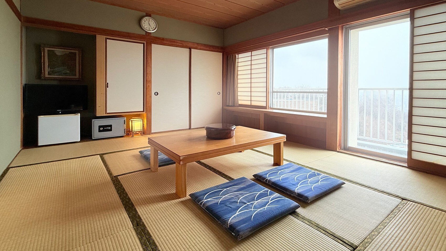 [10 tatami Japanese-style room] Up to 4 people can stay.