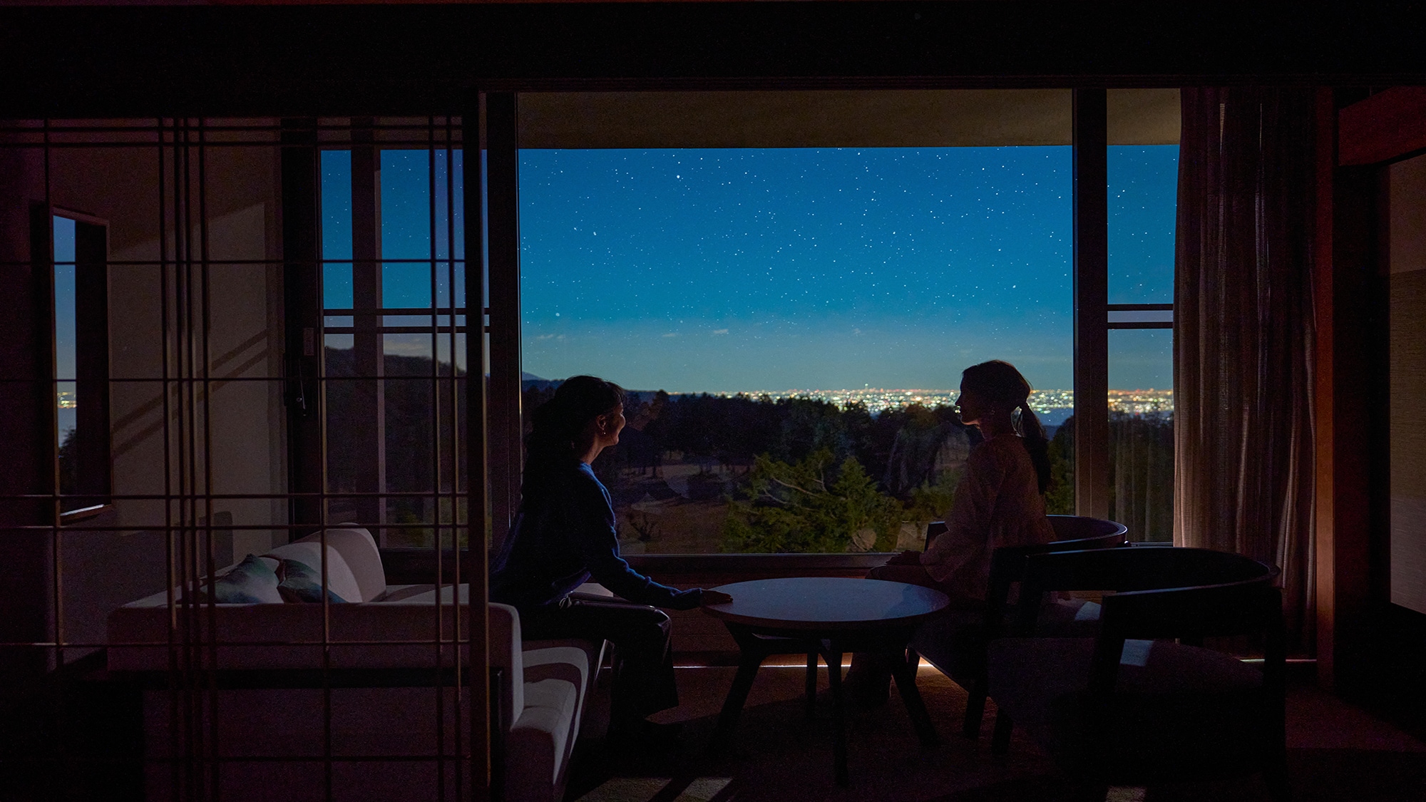 วิวอ่าวซากามิและโยโกฮาม่า/โตเกียวยามค่ำคืนจากห้องชั้นบนสุด (ห้องพักทุกห้องปลอดบุหรี่)