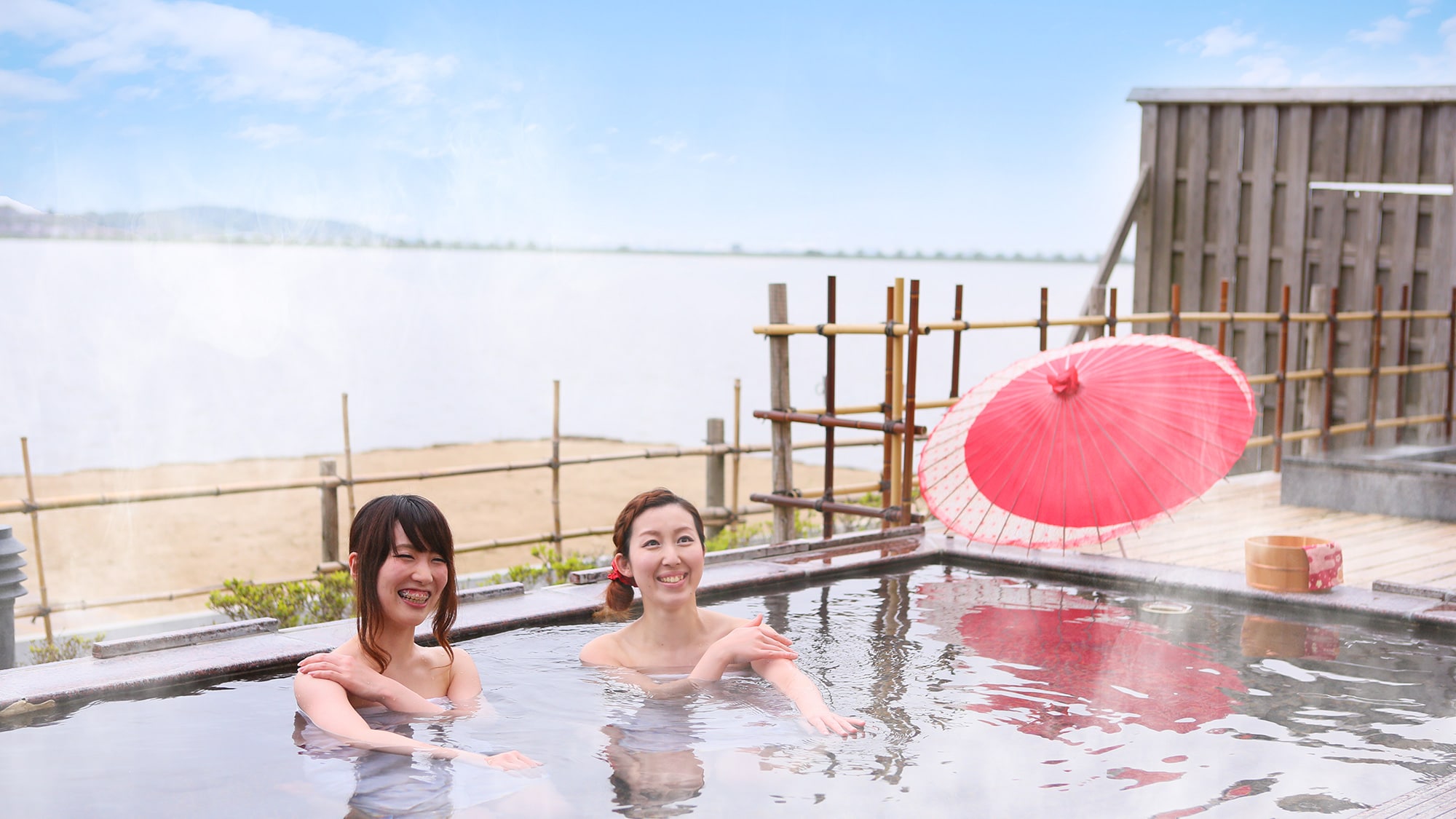 An open-air bath with a panoramic view of the vast Shibayama lagoon