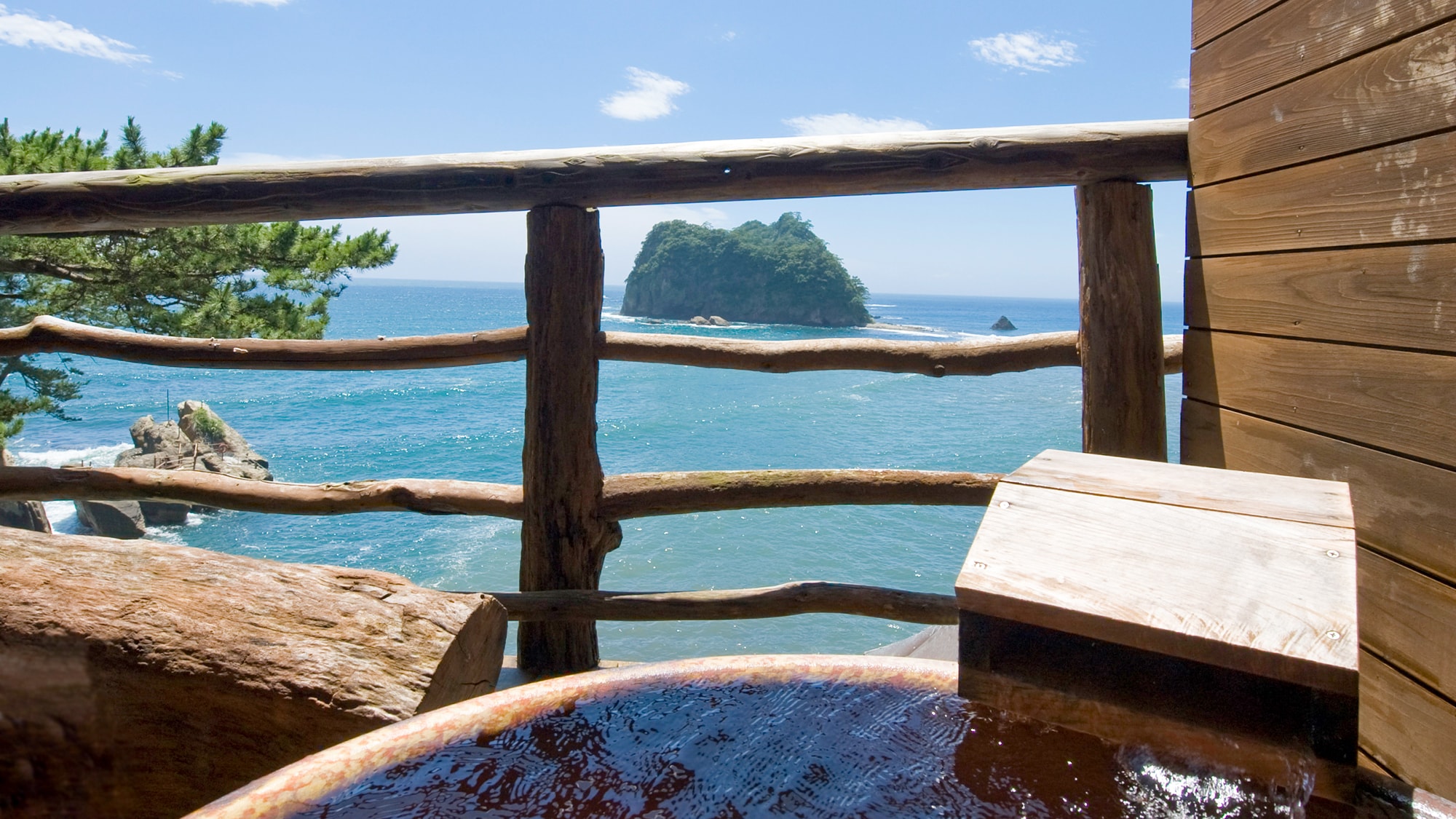■ Enjoy a private hot spring while looking out over the horizon. [Japanese-style room with a superb view open-air bath]