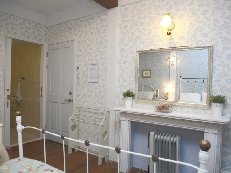 Room 1: Mantelpiece and vanity mirror, entrance door (right), bathroom door (left)