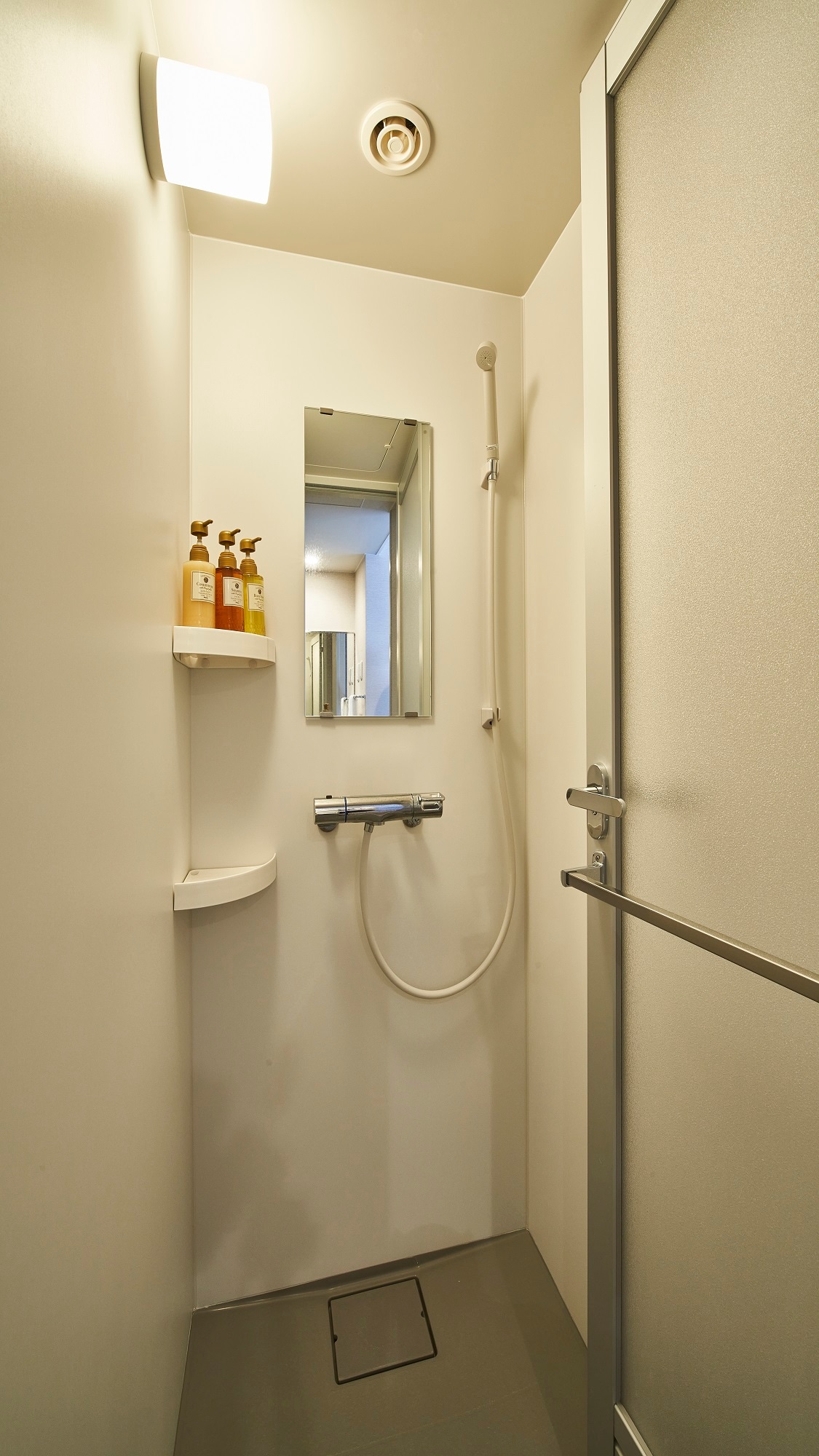 <Annex> Guest room shower booth
