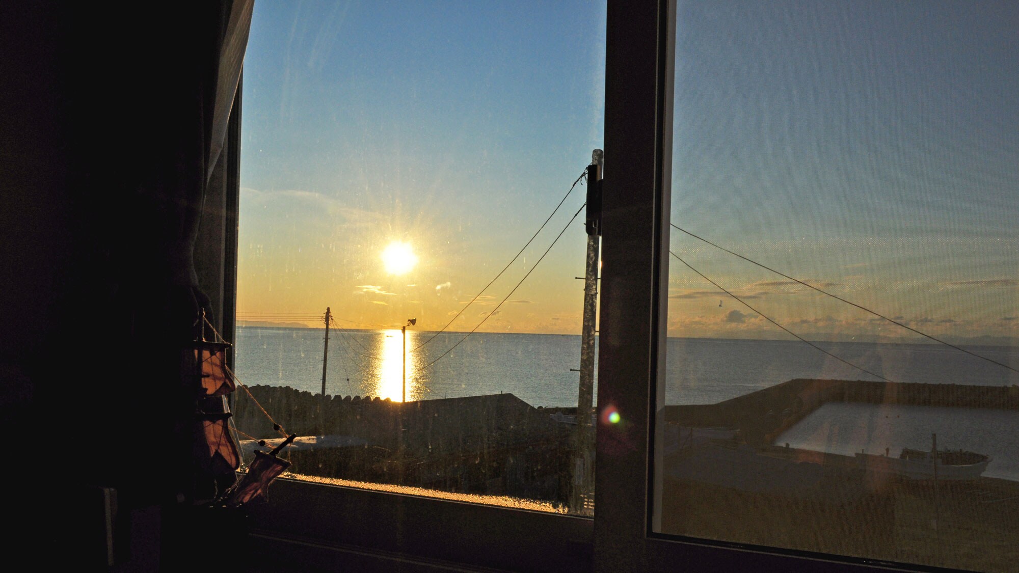 [View from the room] You can see a beautiful sunrise from the window.