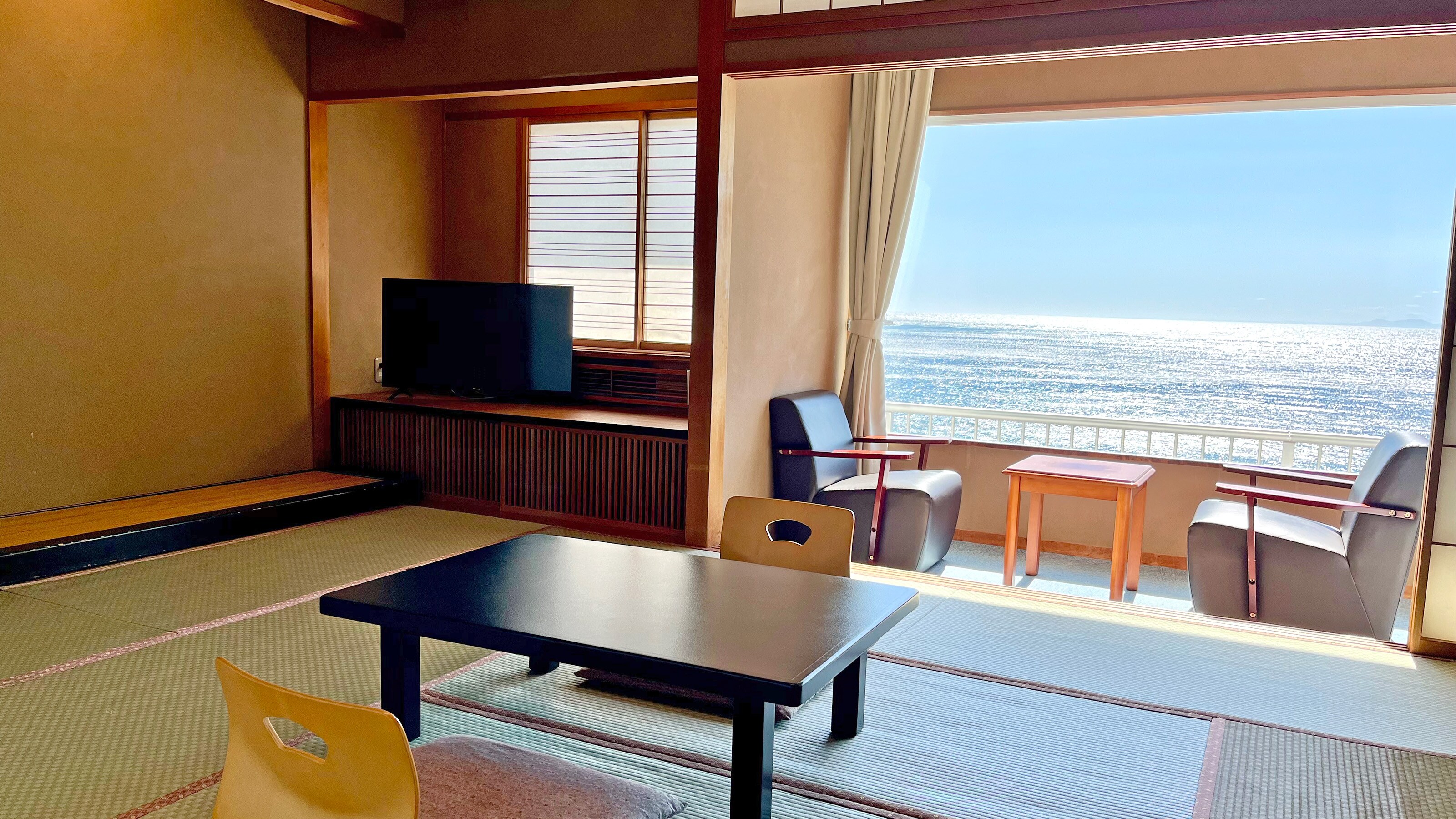 An example of a 12 tatami Japanese-style room facing the sea