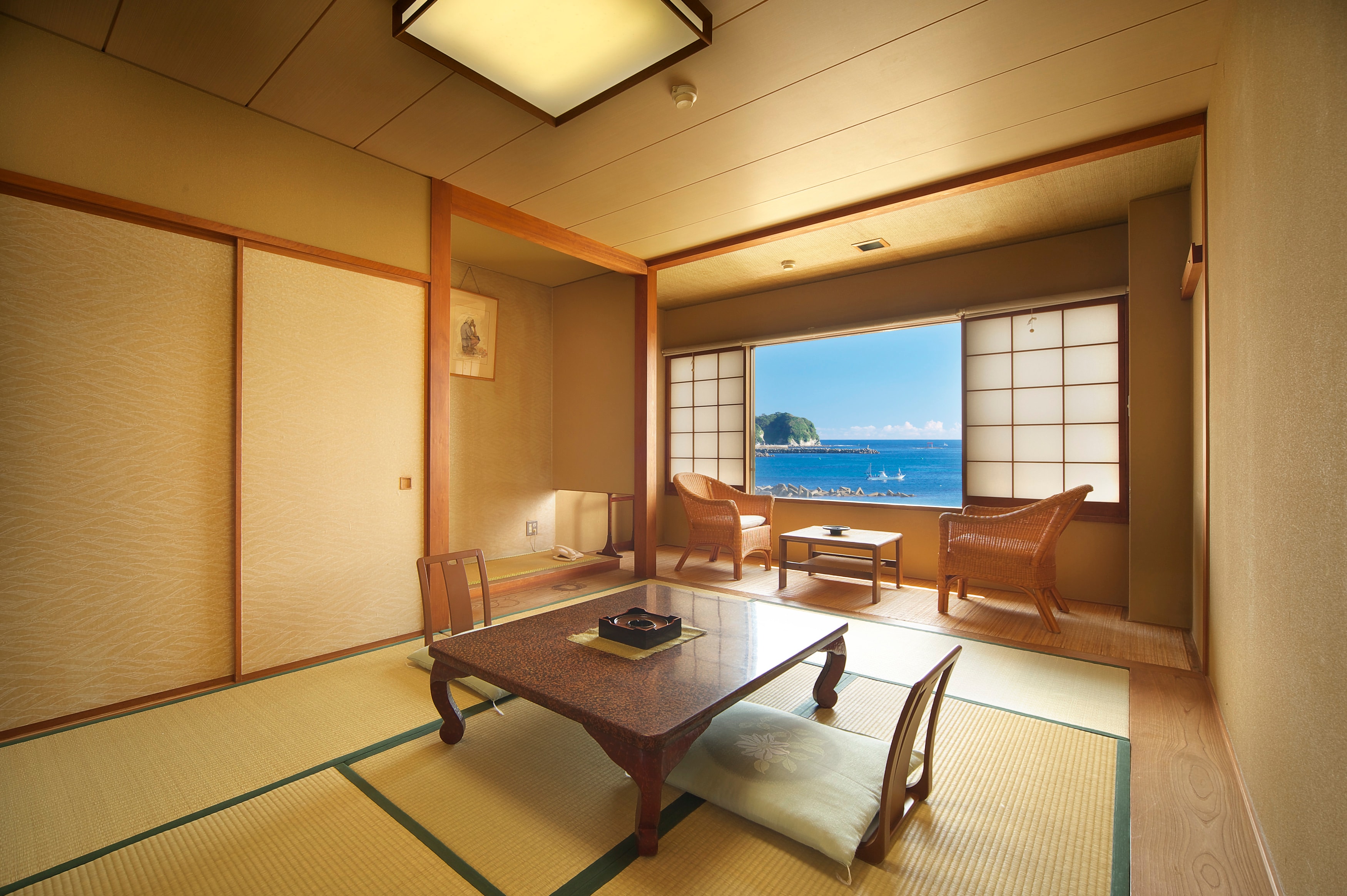 Một ví dụ về phòng tiêu chuẩn 8 tatami theo phong cách Nhật Bản ở phía bờ biển