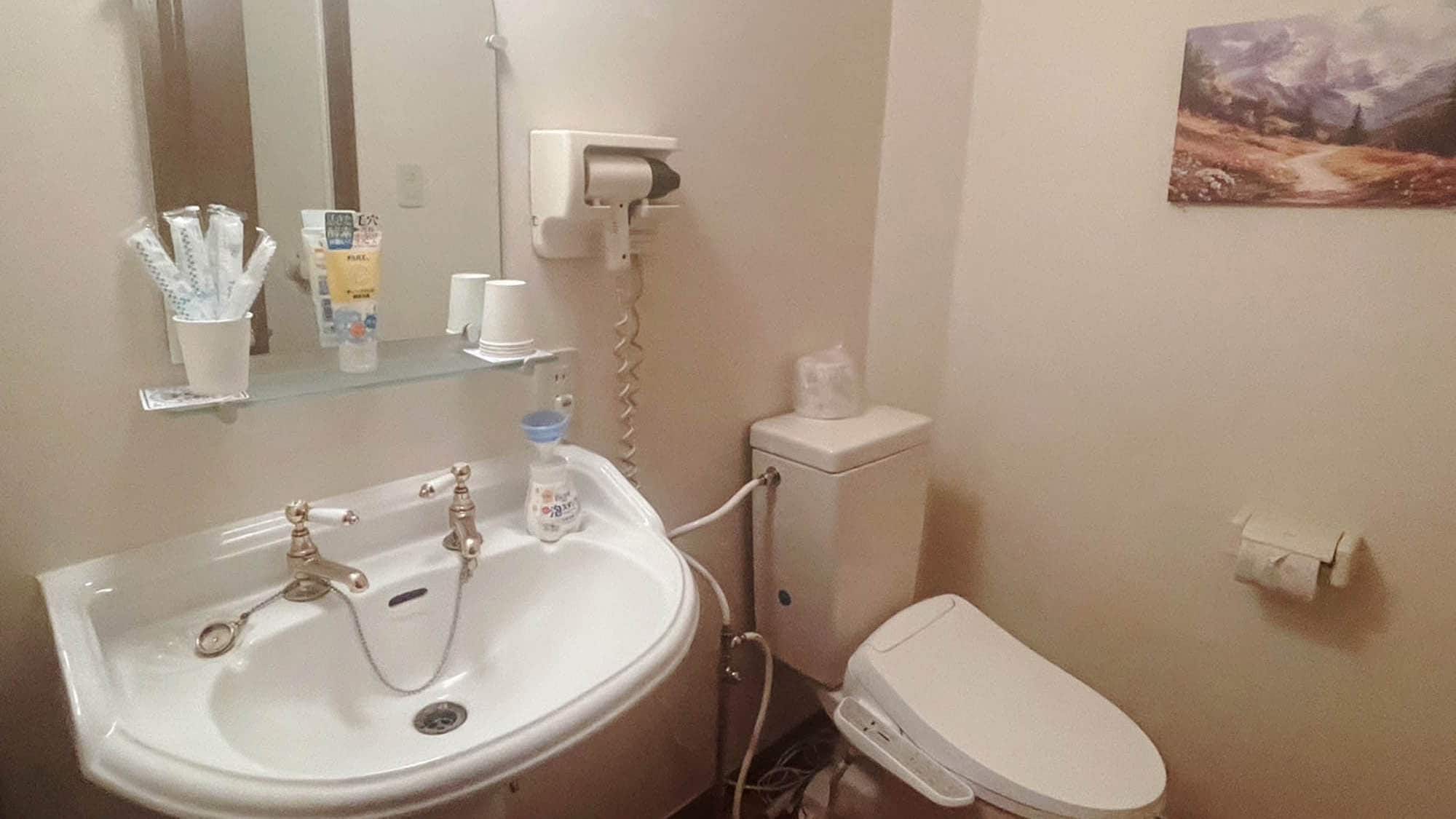 • [New Building Family Room & New Building Double Room] The bright bathroom is equipped with a toilet with a bidet function.