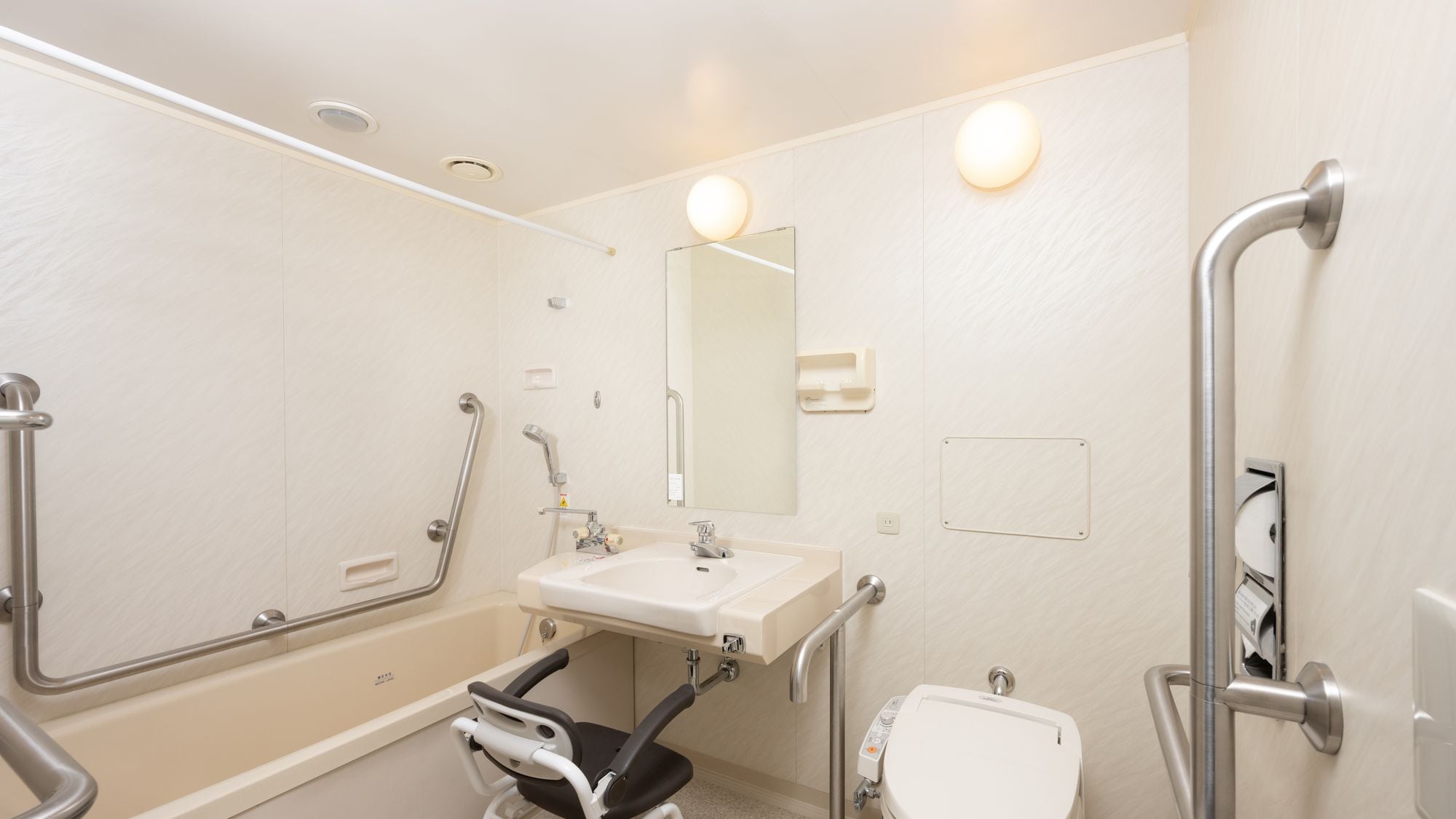 Bathroom (universal twin)