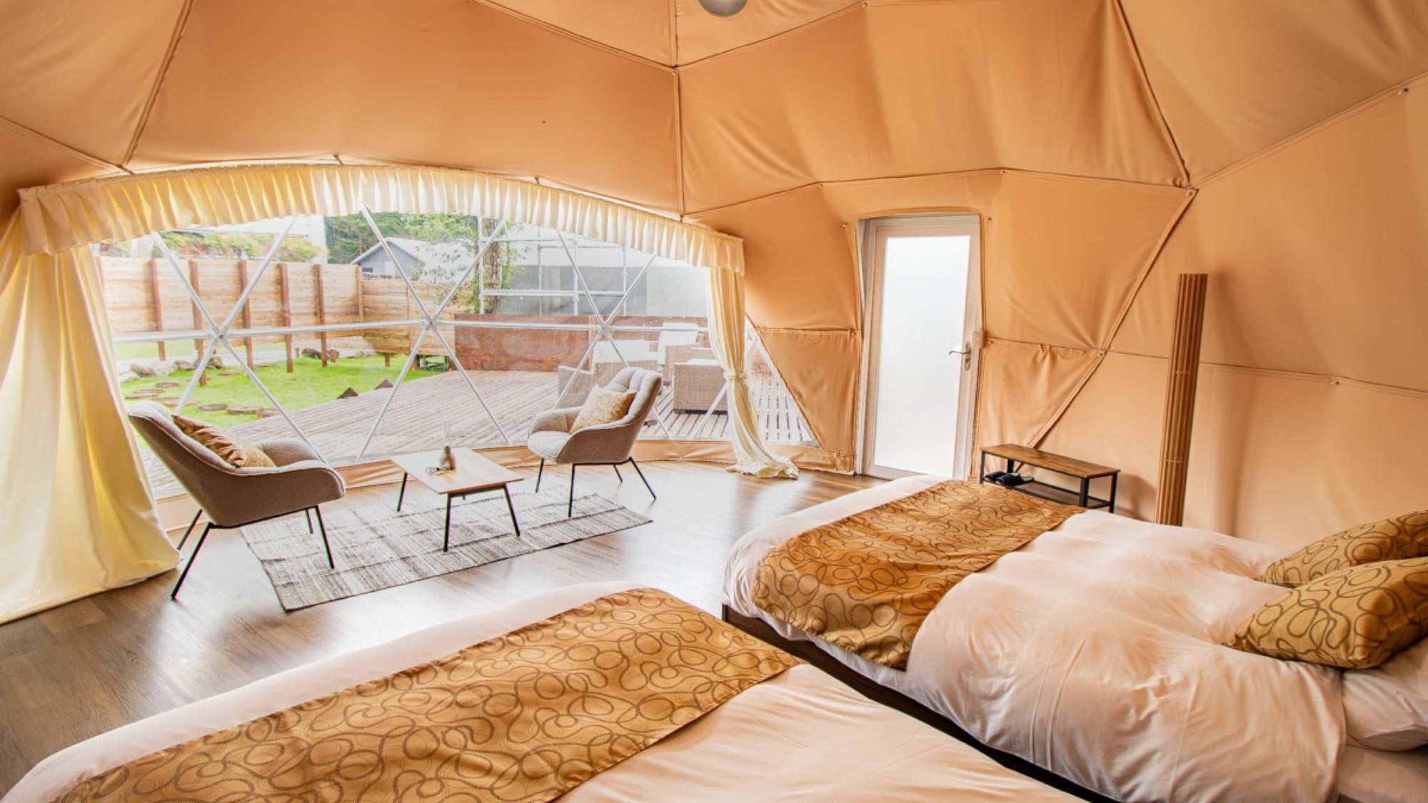6m dome tent: 2 double beds, maximum capacity 4 people
