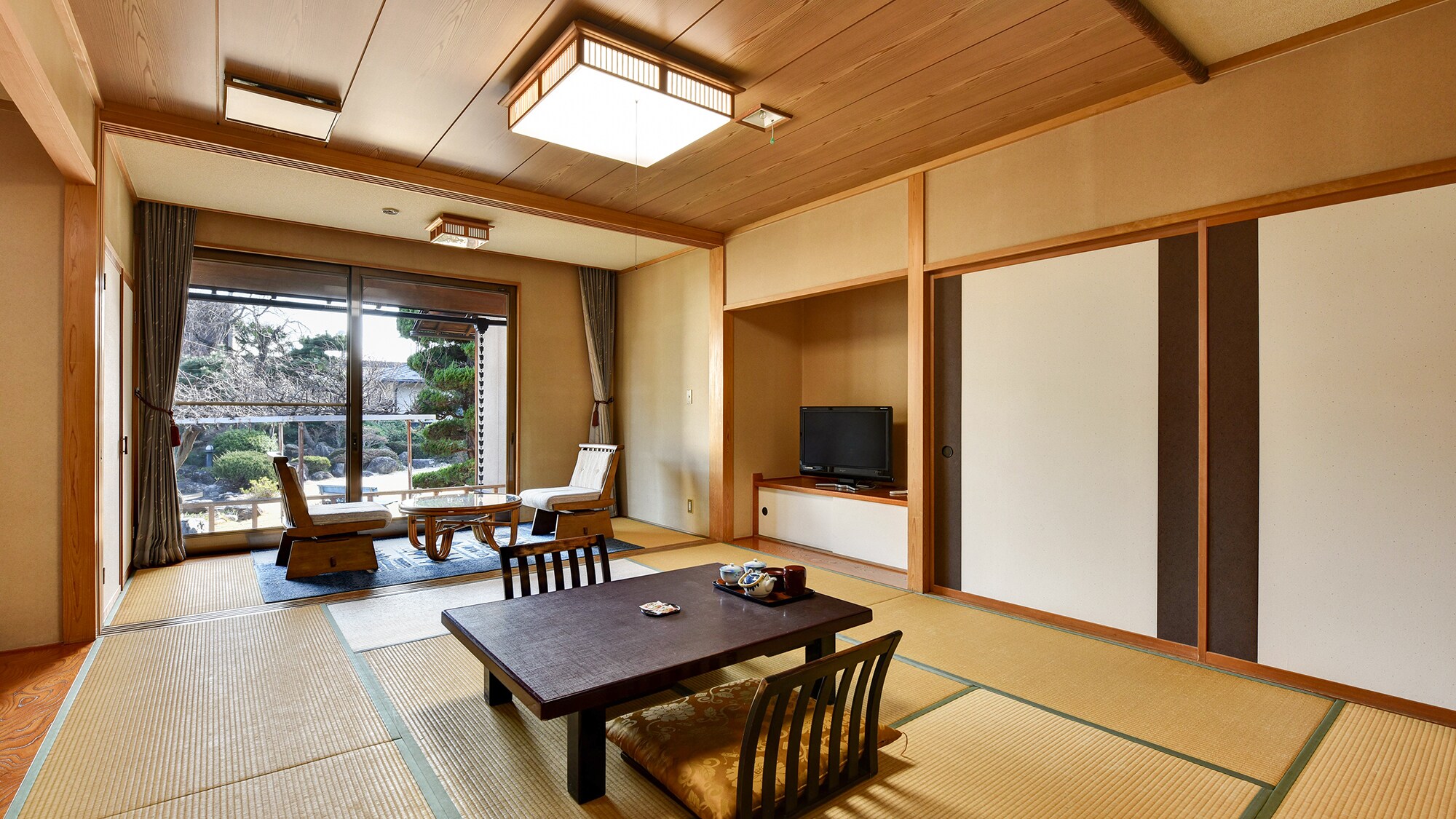 *[Contoh kamar bergaya Jepang yang menghadap ke taman] Beranda juga luas. Anda dapat menikmati pemandangan taman hotel yang indah. Kamar bergaya Jepang dengan 15 hingga 20 tikar tatami dan desain bergaya sukiya.