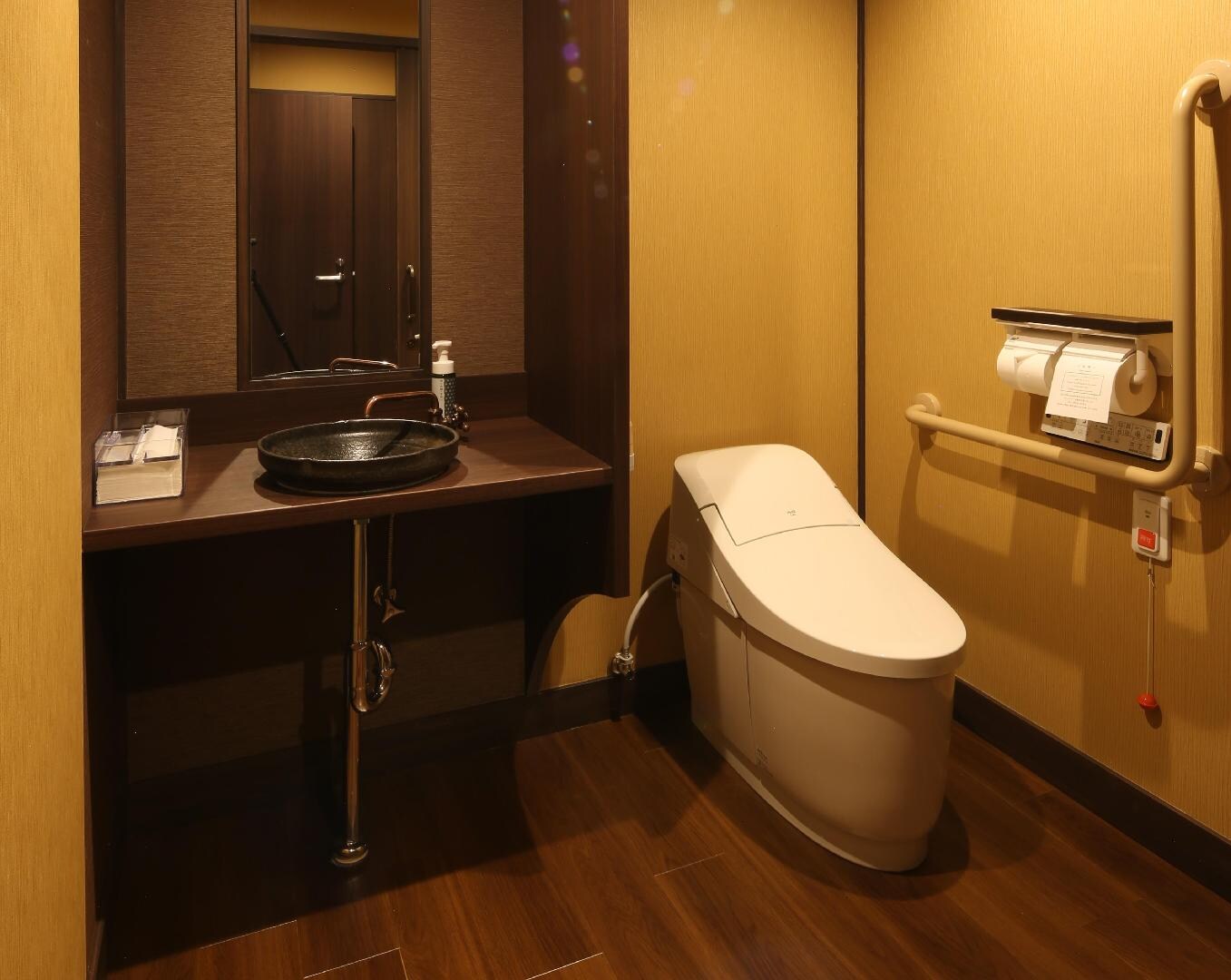 Toilet luas di ruangan khusus