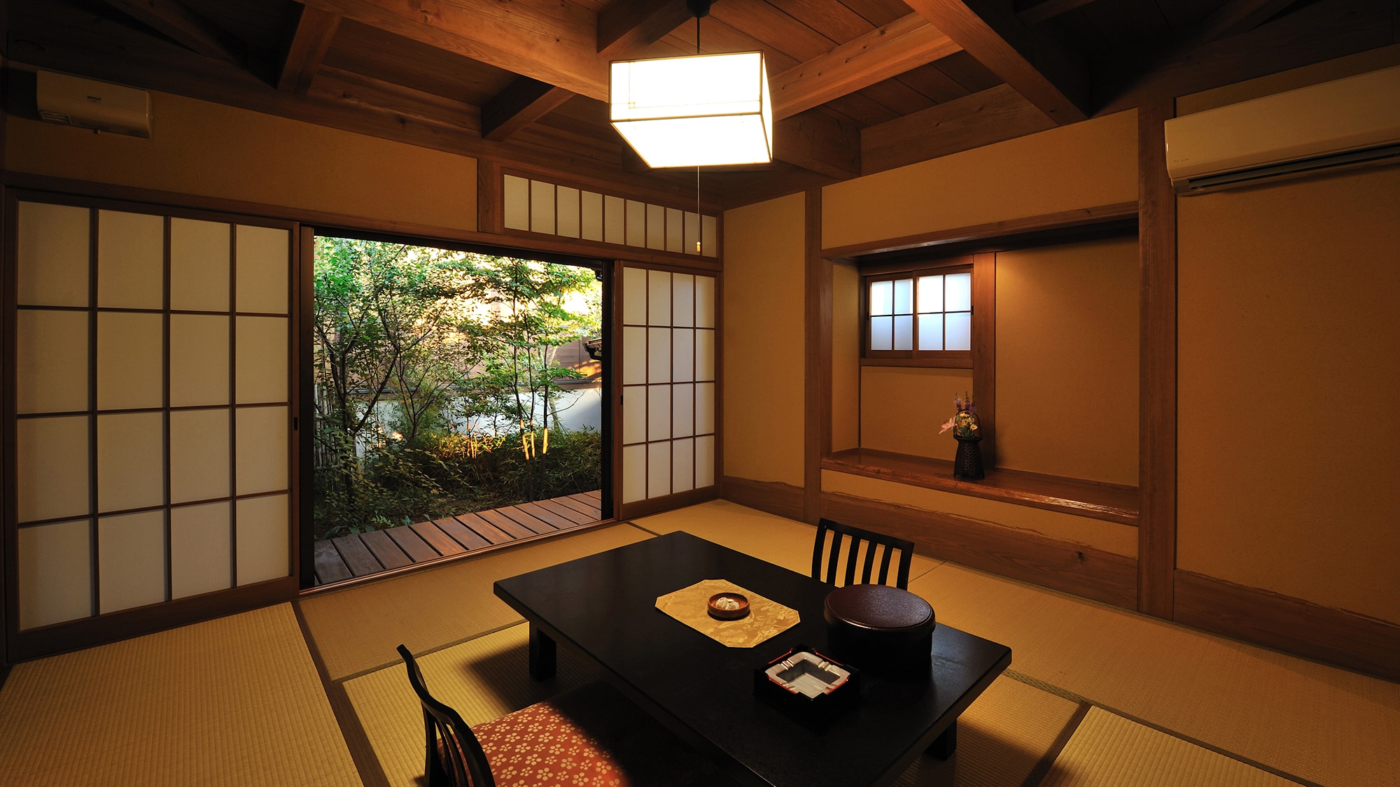 Detached guest room [Yaezakura] Japanese-style room + bedroom with indoor bath and open-air bath