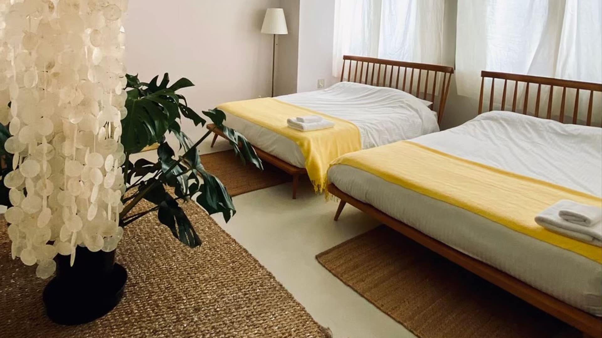 [Jo-To] This is a sunny private room with two double beds. Capacity is 4 people.