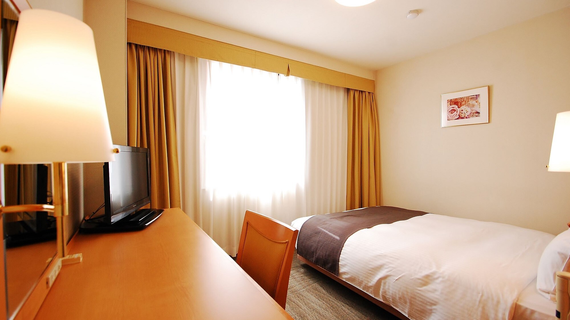 [Non-smoking] Semi-double room (Simmons) Double bed 140cm wide, 14 square meters / window facing