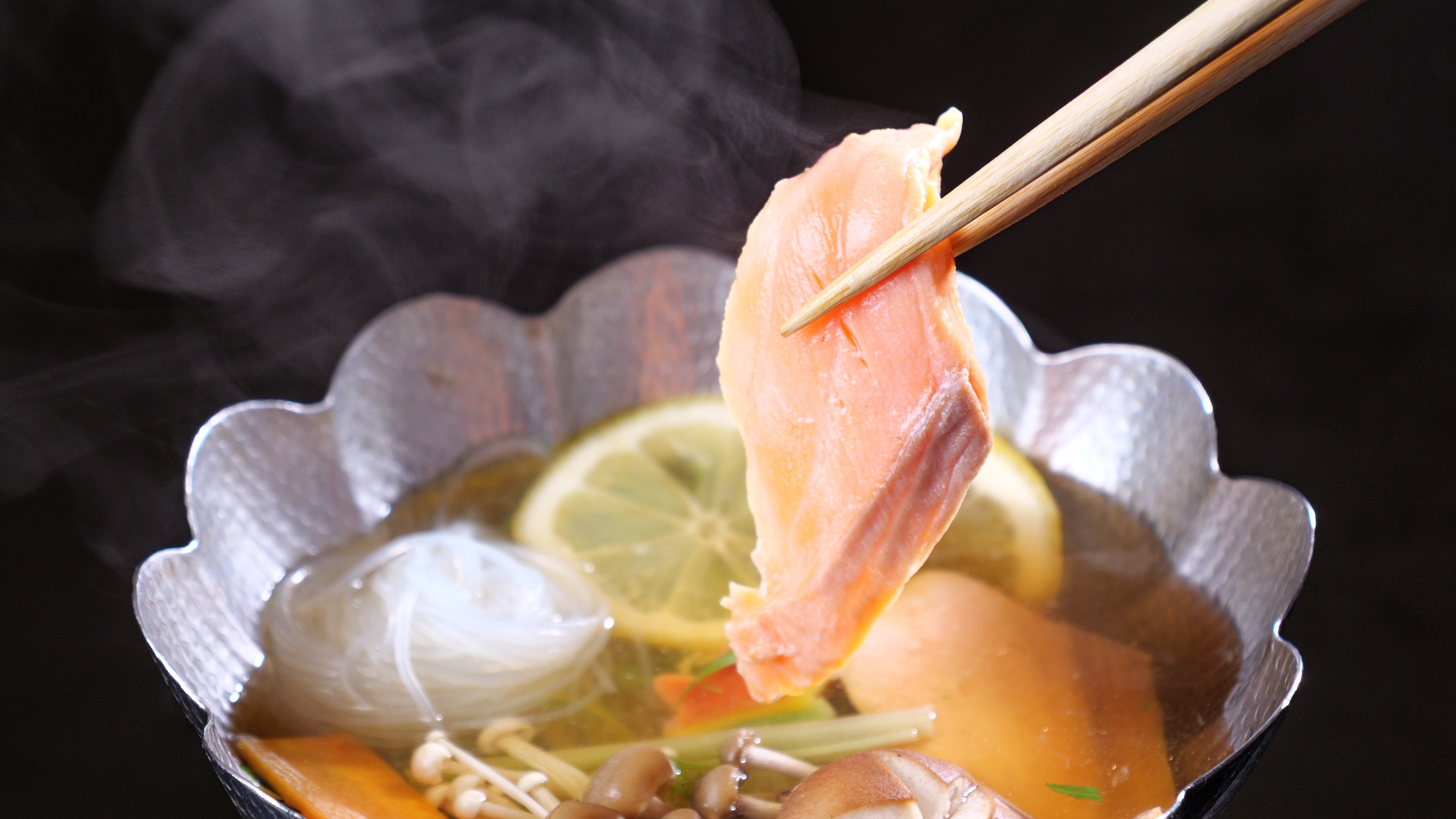 Hidangan kaiseki mewah musim gugur yang menampilkan steak daging sapi Omi, hot pot yang diresapi aroma jeruk yuzu, dan sup jamur matsutake (gambar).