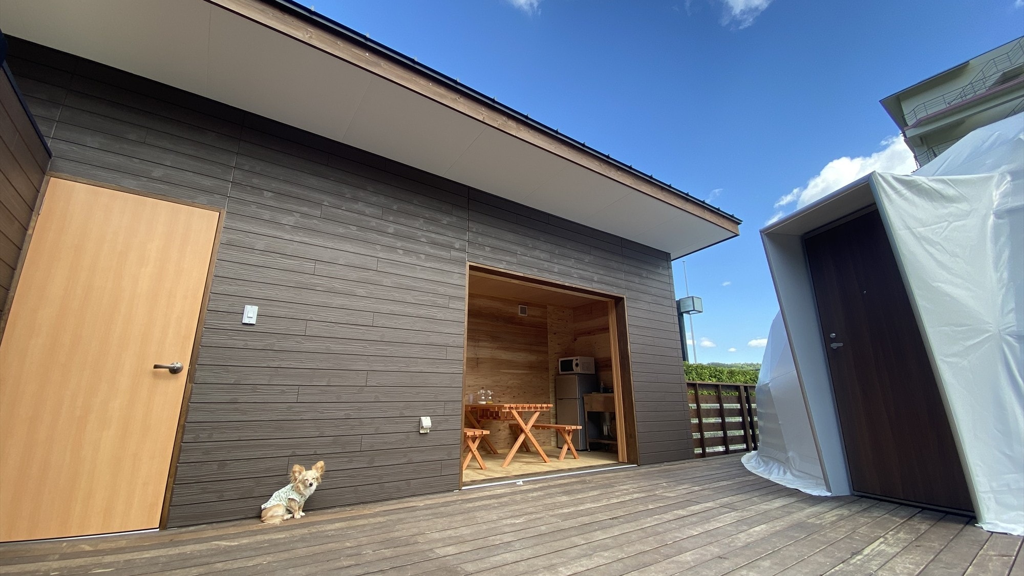 [Private area] Spacious wooden deck