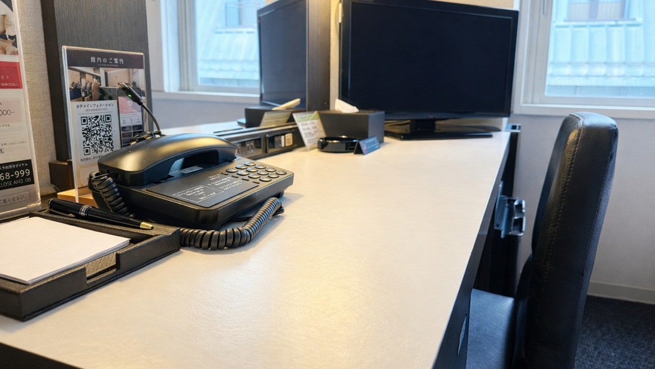 The spacious desk makes work easy.