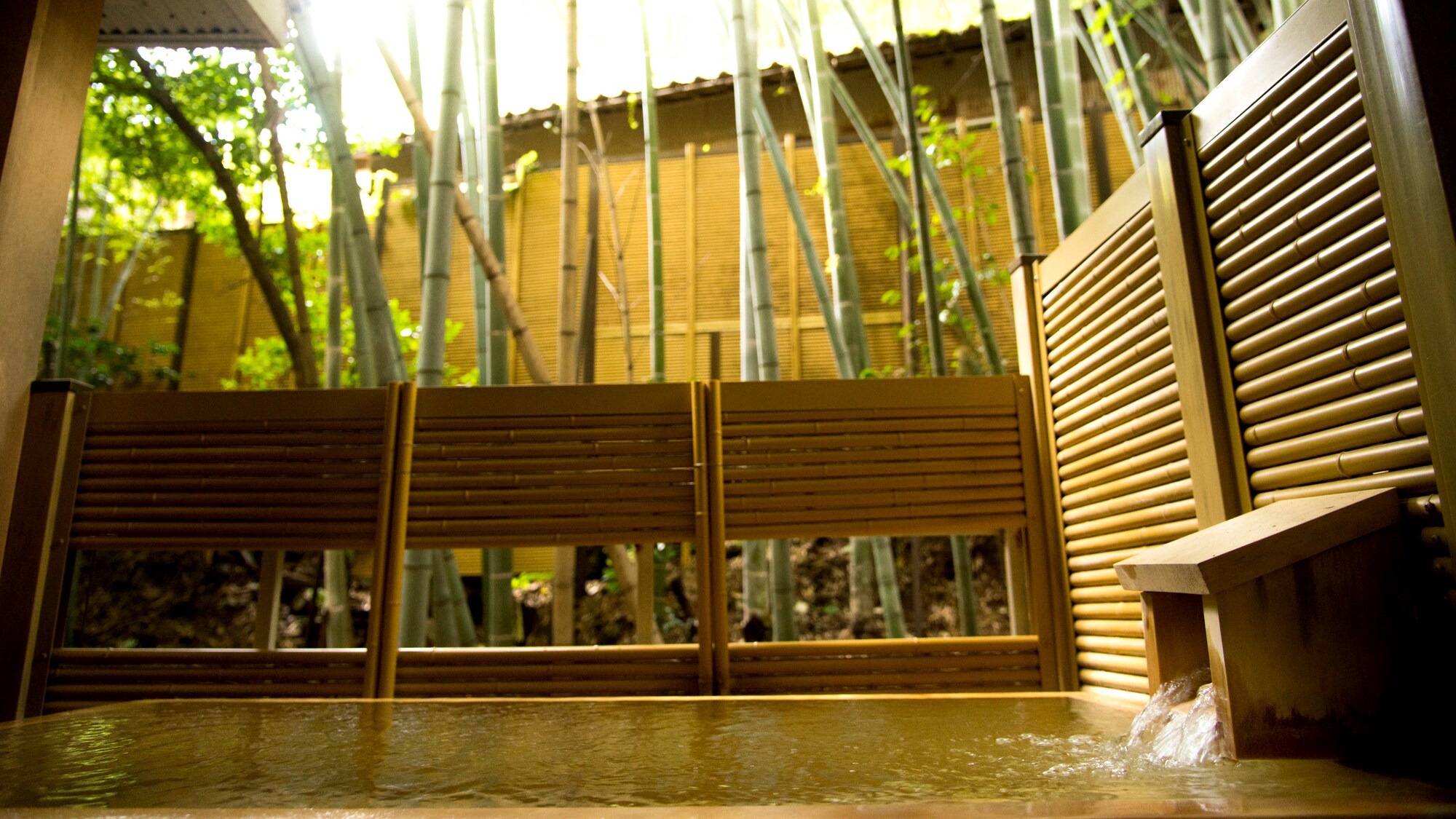 客房內設有檜木製成的源泉直供露天浴池（例）