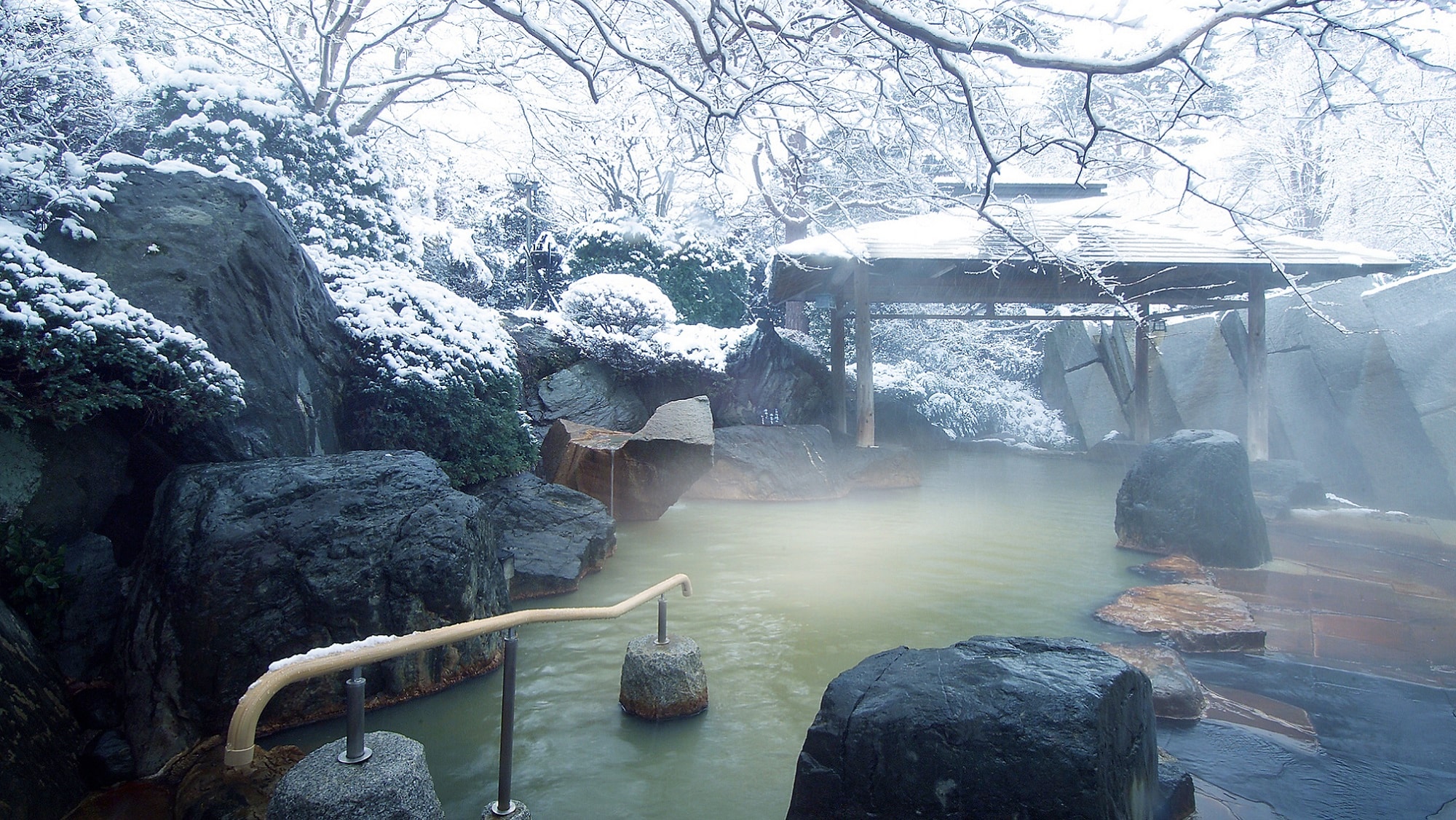 Open-air bath "Kagari-no-Yu" In winter, please warm up in the large communal bath before entering the open-air bath.