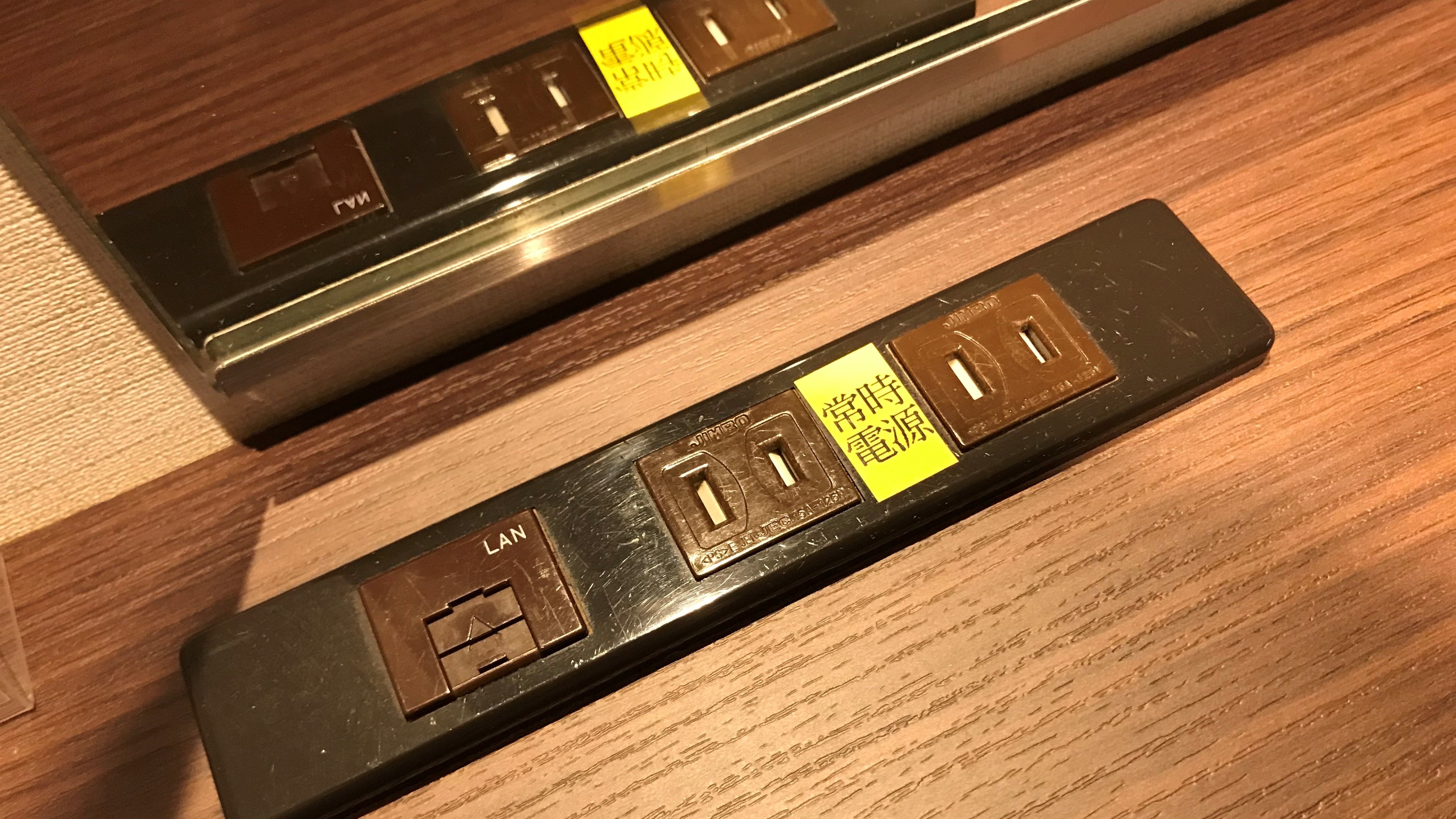[Rooms] The two outlets on the desk remain powered even if the room key is removed.