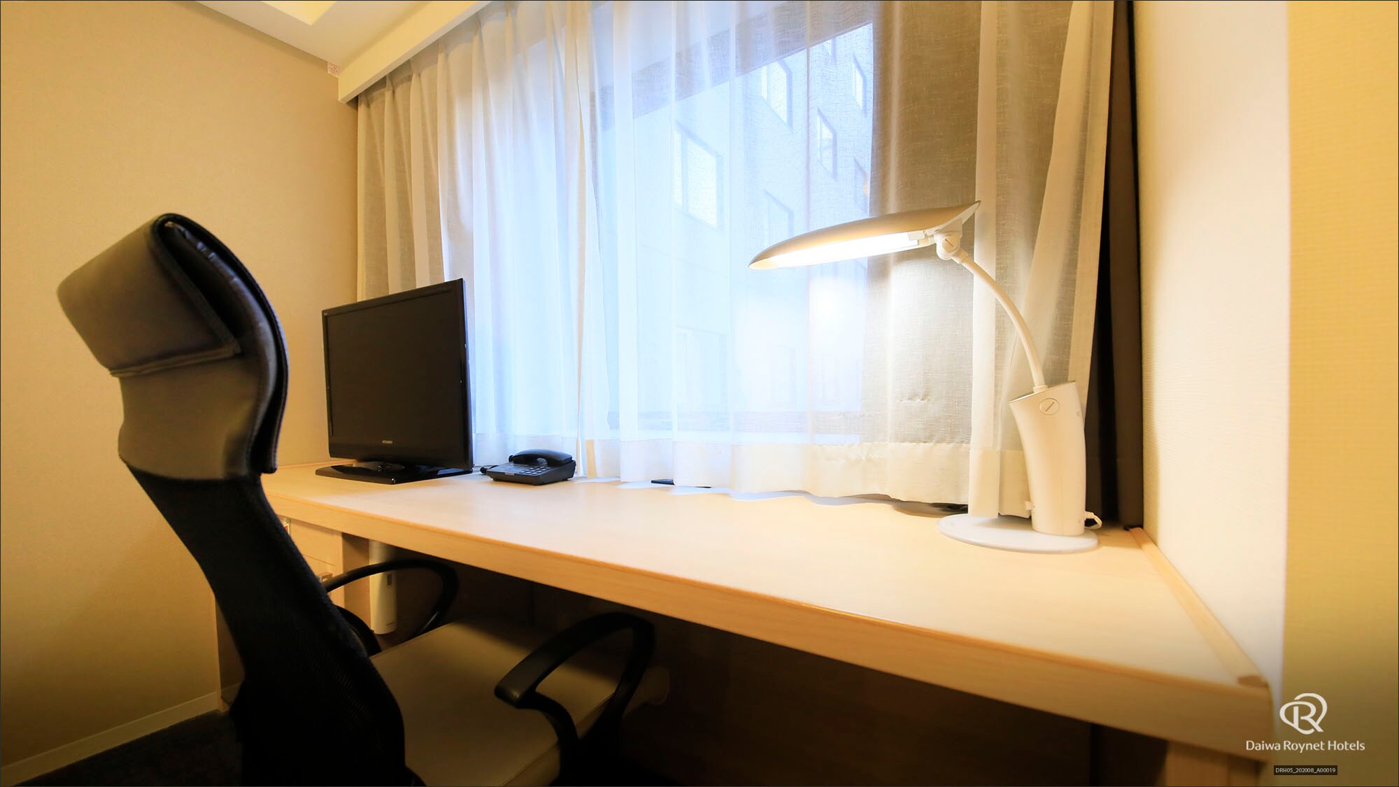 Standard double room desk