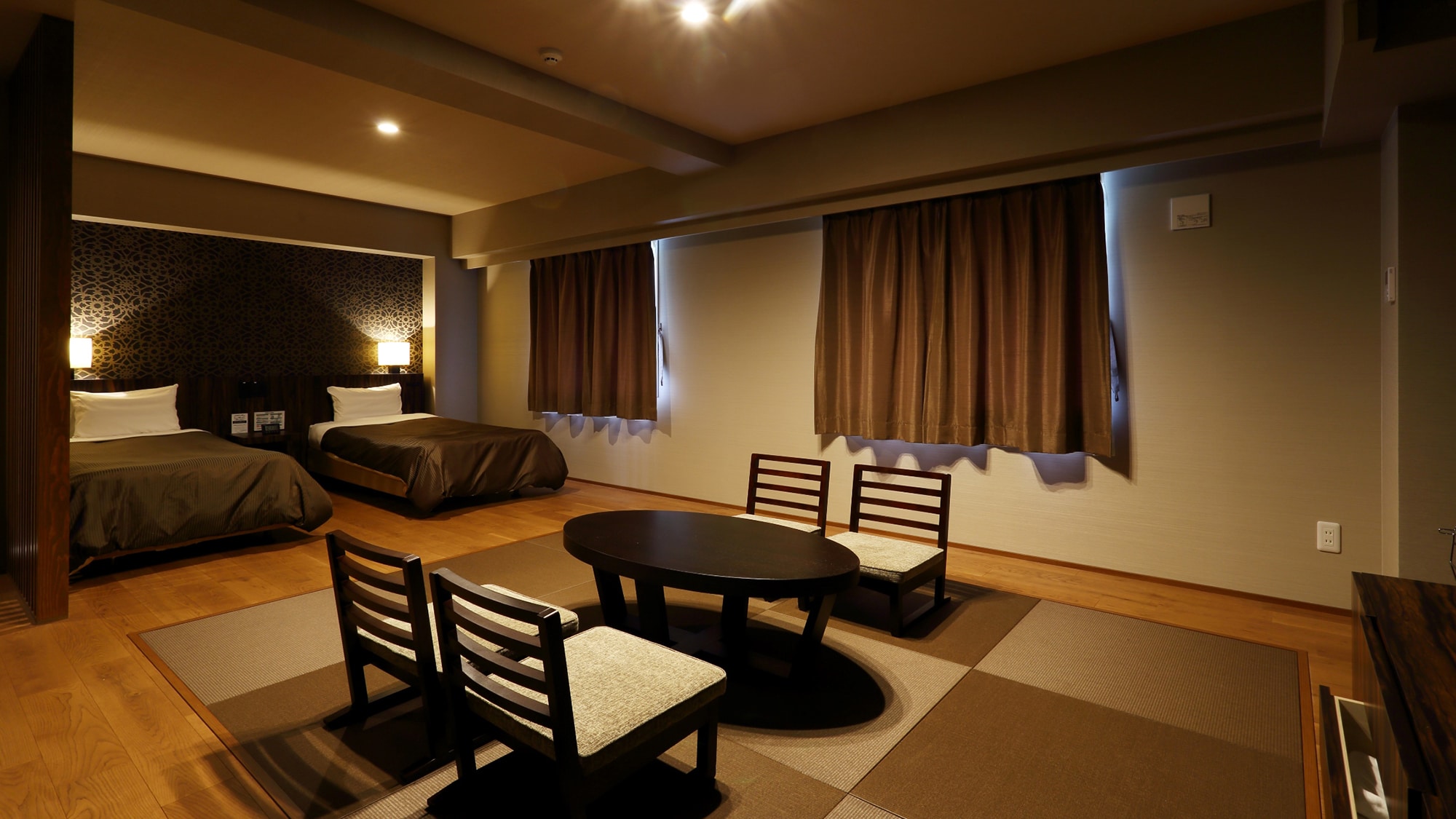 [Main building, renovated Japanese-Western style room] Recommended for families with children, seniors, and small groups.