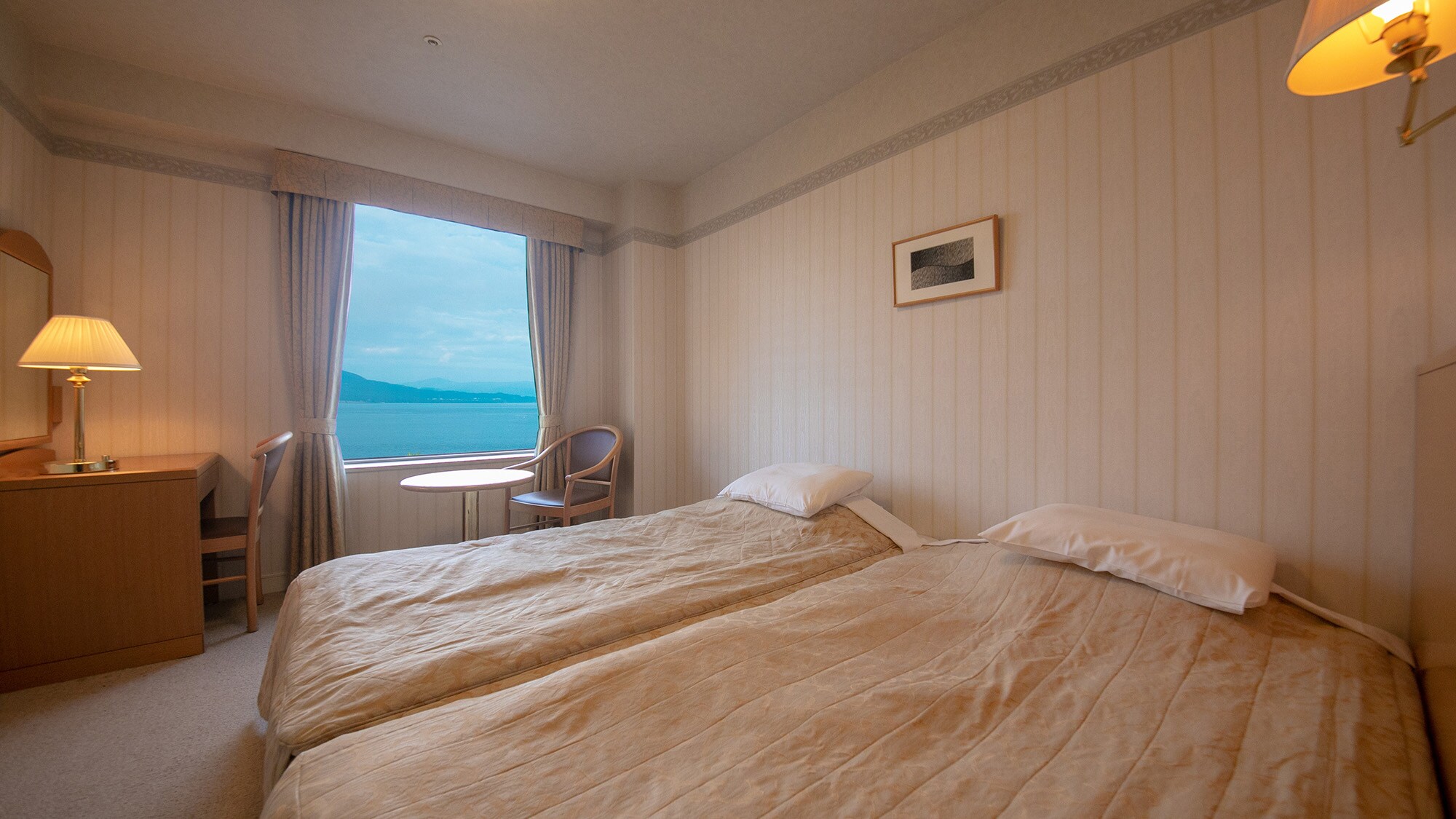 Western-style Hollywood Twin Room