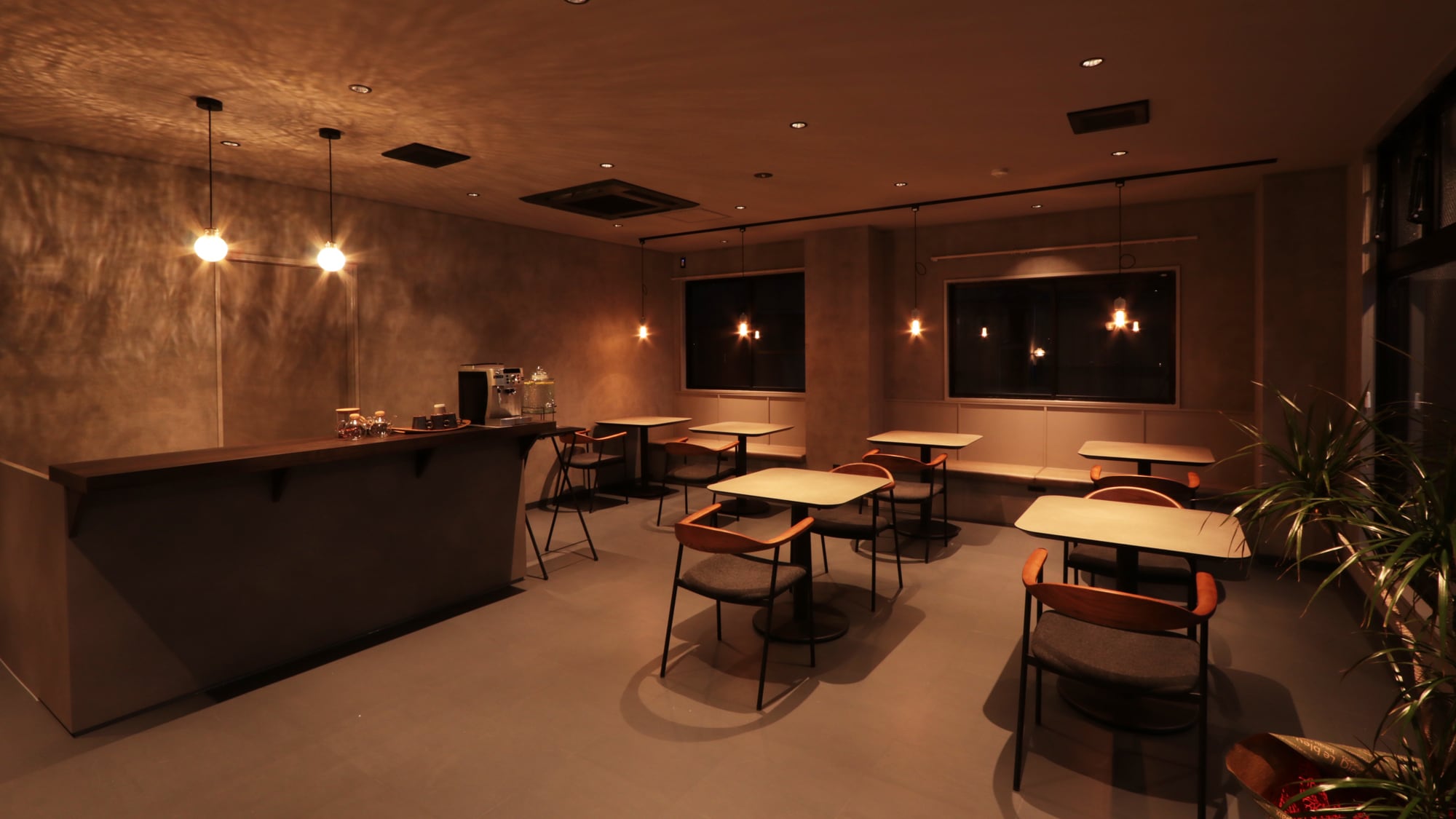 [1F Lounge] Anda juga dapat menikmati koktail dan sake lokal.