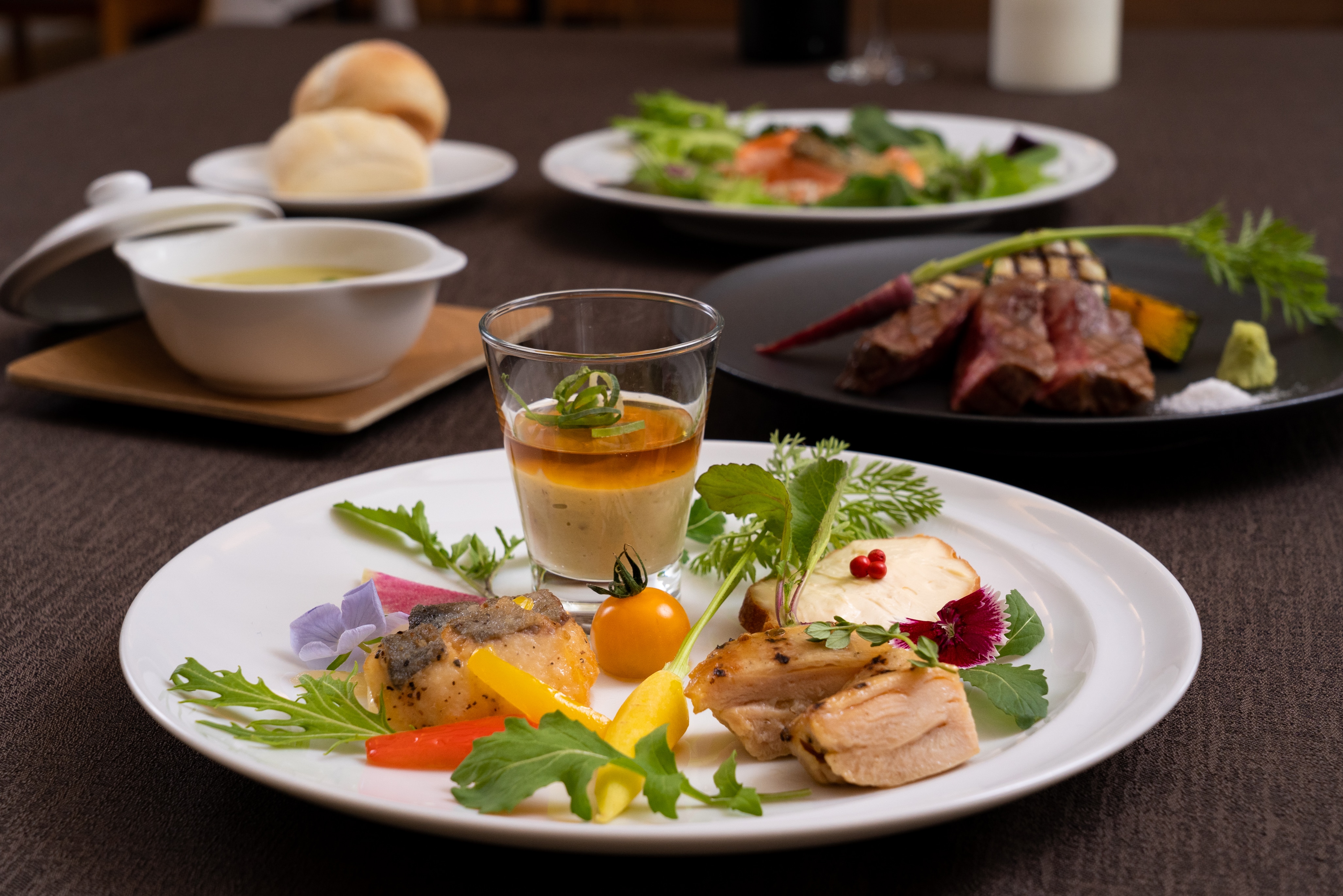 Each course includes a main course, hors d'oeuvre, soup, poisson, and dessert.