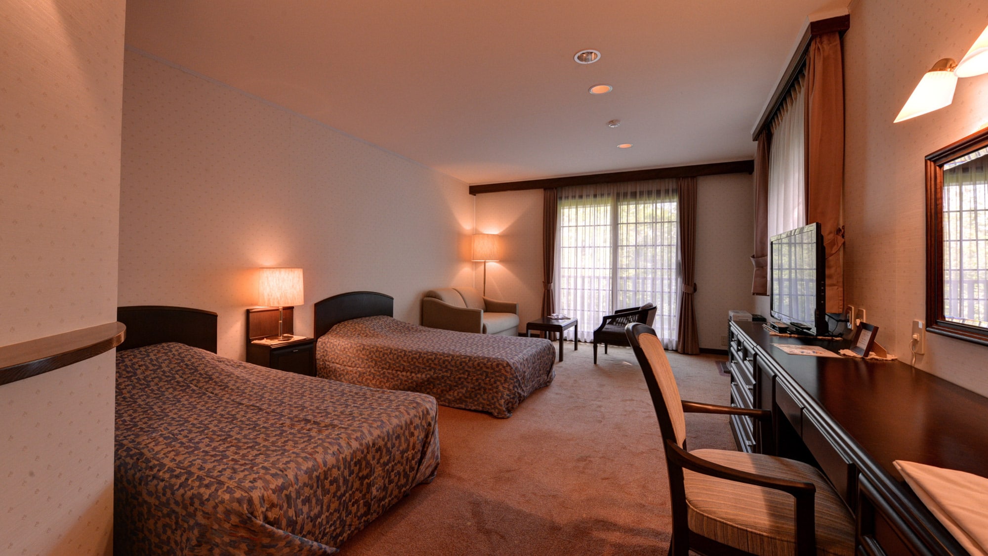 *Superior Twin (example of guest room) / Corner room with many windows. Sit by the window and watch the mountains change.