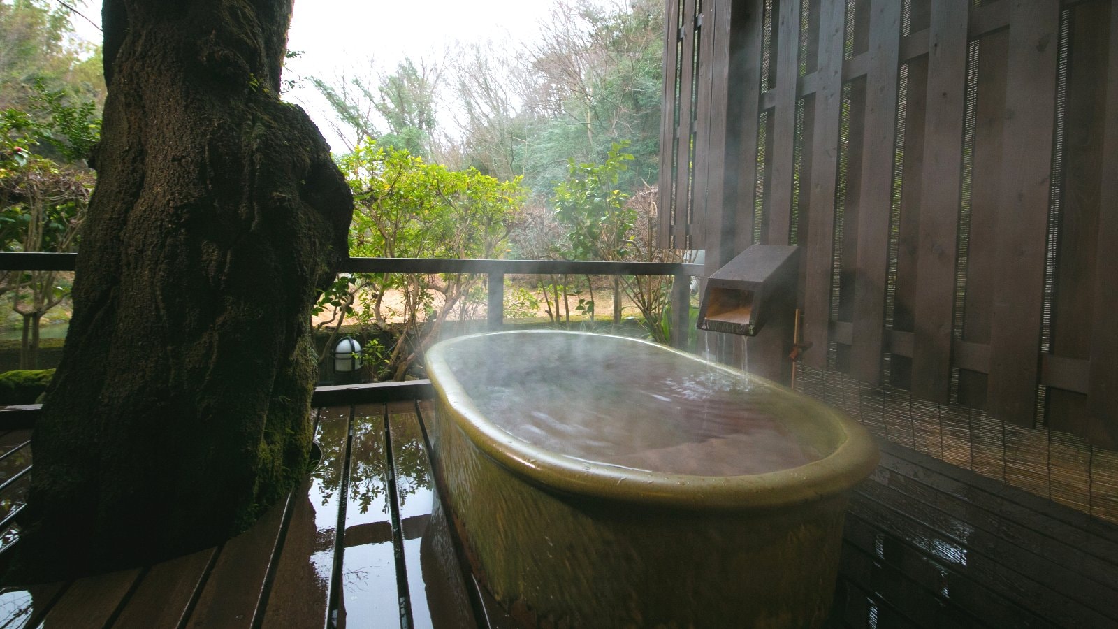 [Example of a guest room with an open-air bath]