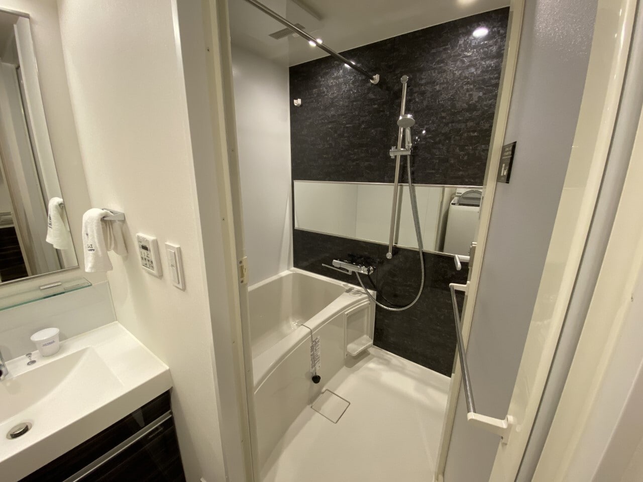 [Luxury single] The bath, toilet and wash basin are nice and independent designs ♪