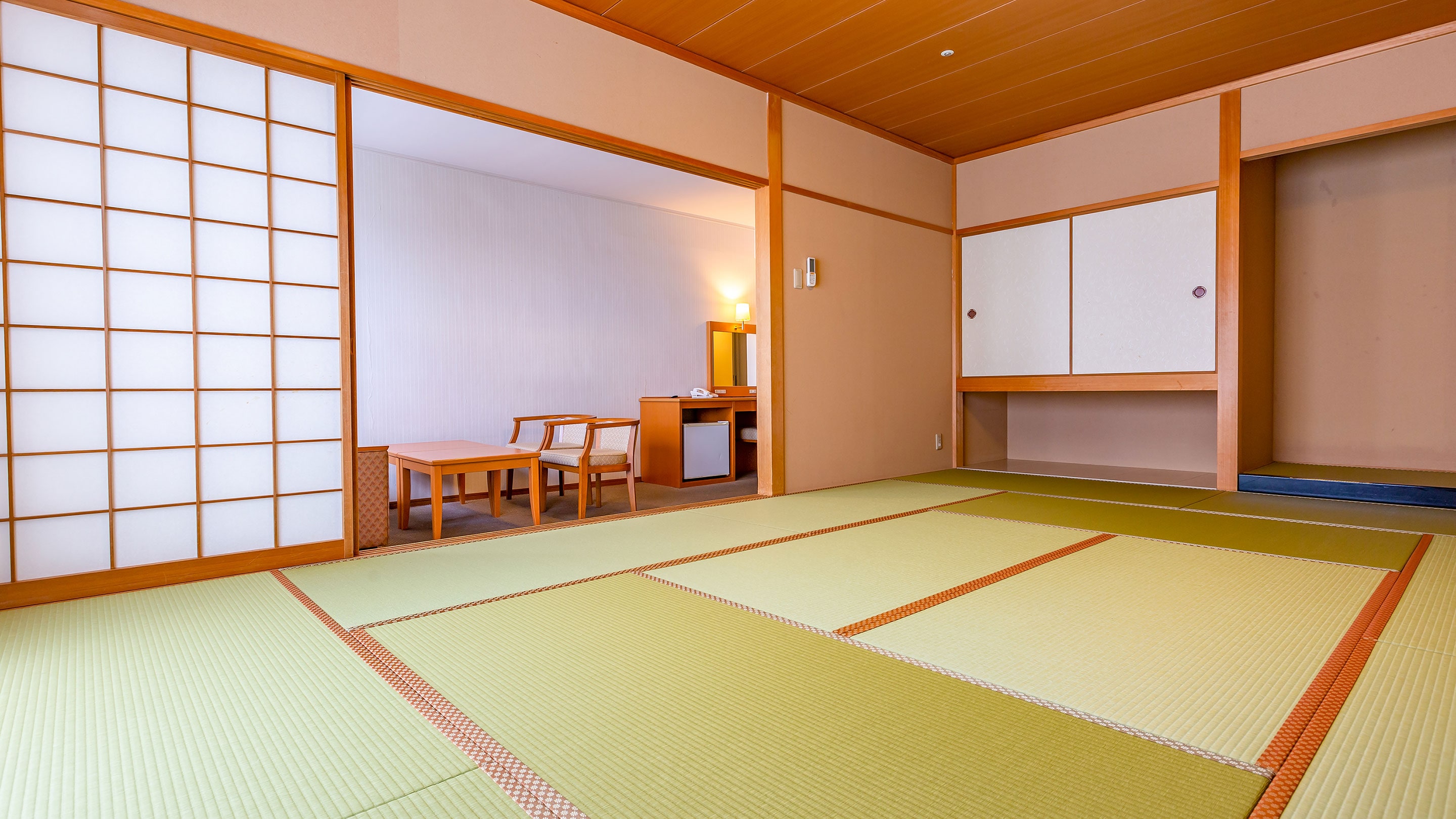 Phòng kiểu Nhật-Tây kiểu Suite có 12 phòng tắm trong nhà trải chiếu tatami
