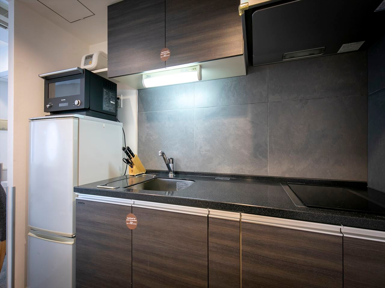 [Suite room/kitchen]